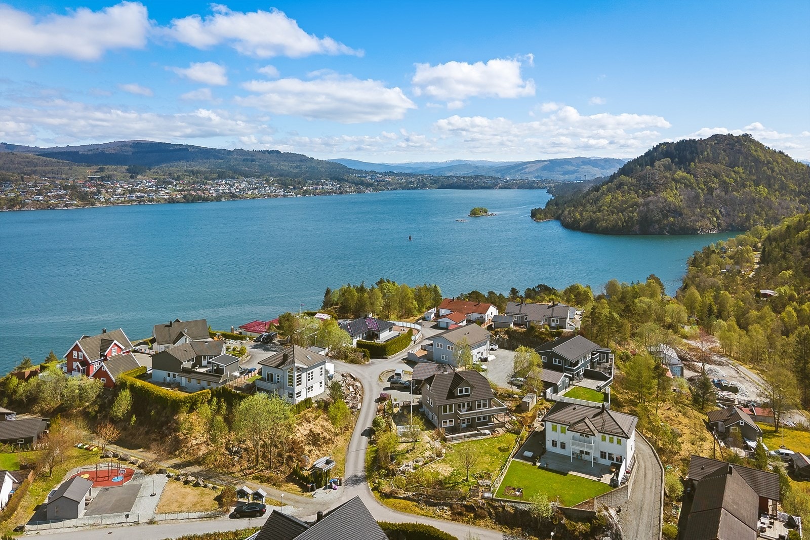 Eiendommen ligger i et etablert og barnevennlig boligområde på Heiane i Alver. Galleribilde