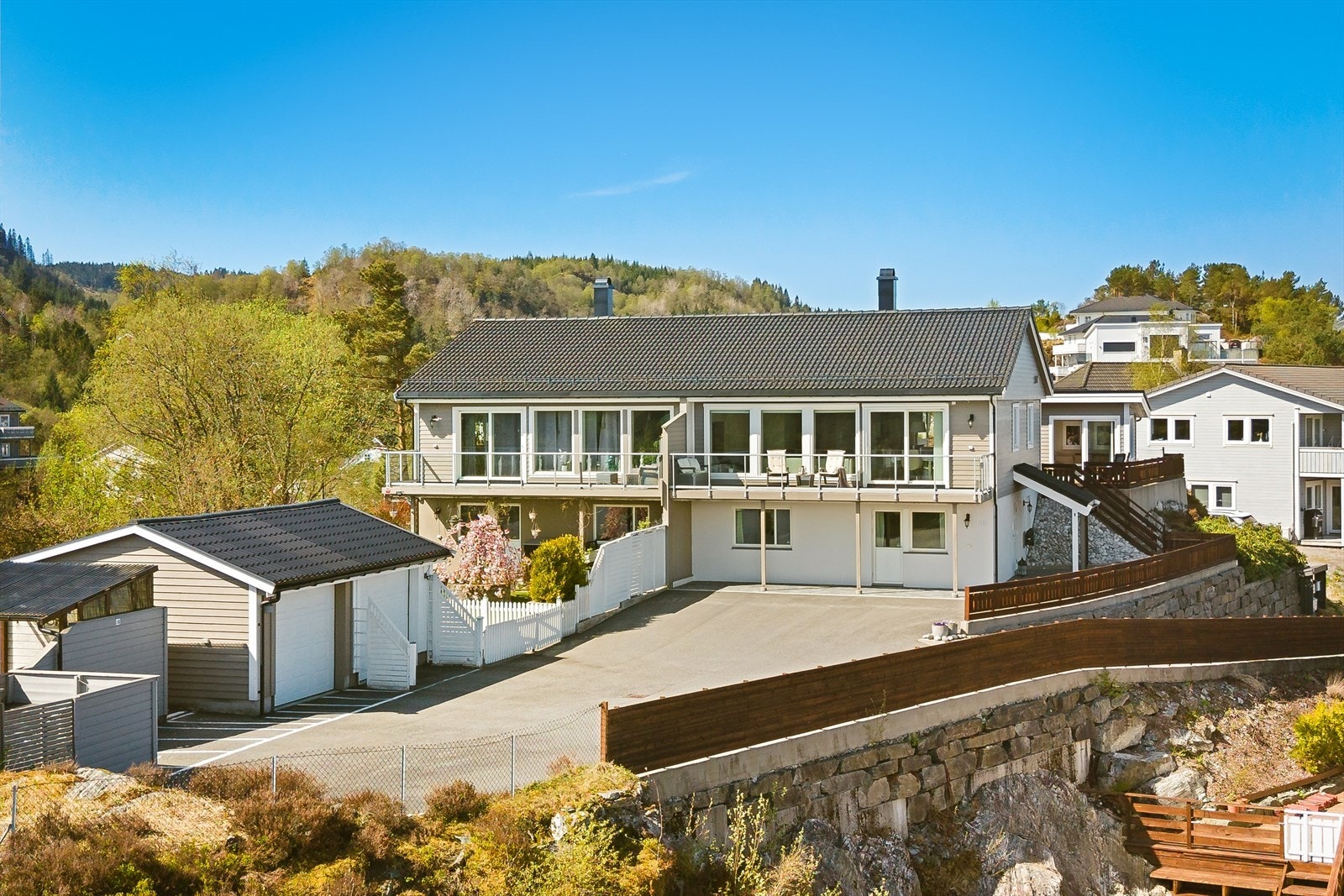 Moderne, vertikaldelt tomannsbolig fra 2015 med vedlikeholdsvennlige materialer. Galleribilde