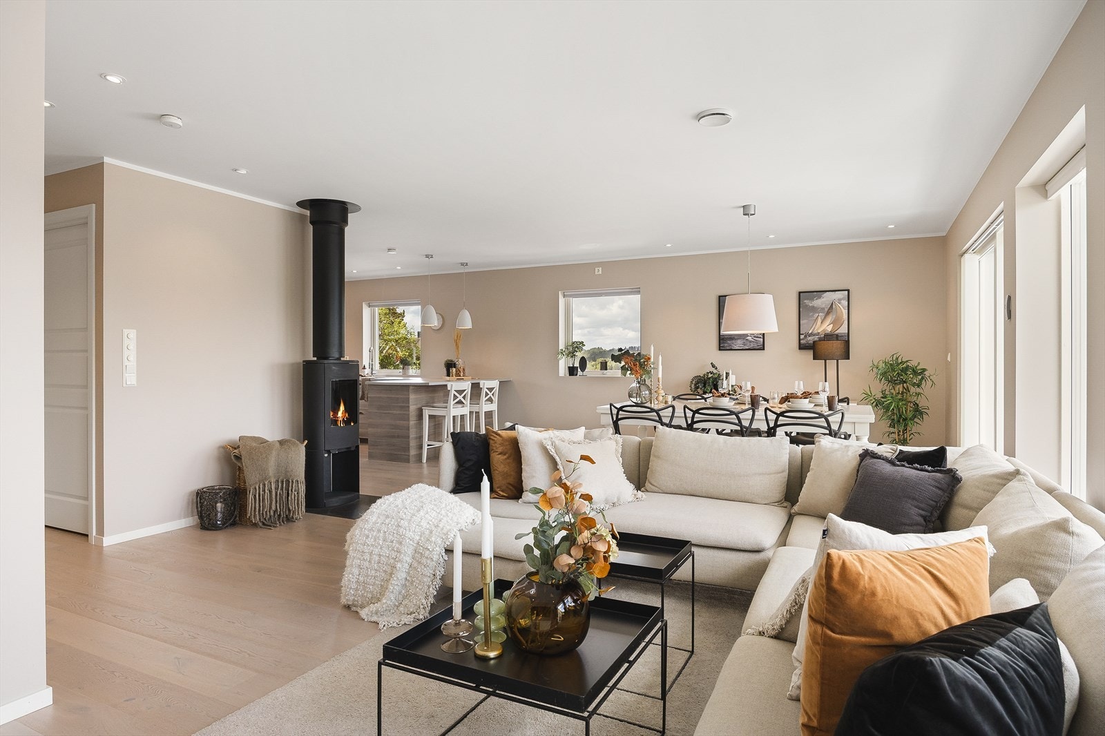 En moderne vedovn gir ekstra varme og hygge. Boligen har balansert ventilasjon for et sunt inneklima. Galleribilde