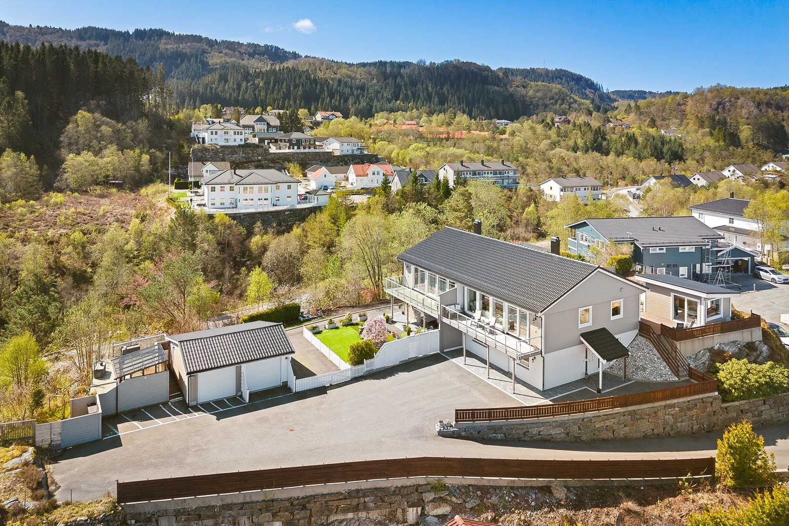 Bergen sentrum ligger omtrent en halvtimes kjøretur unna, noe som gjør eiendommen attraktiv for pendlere. Galleribilde