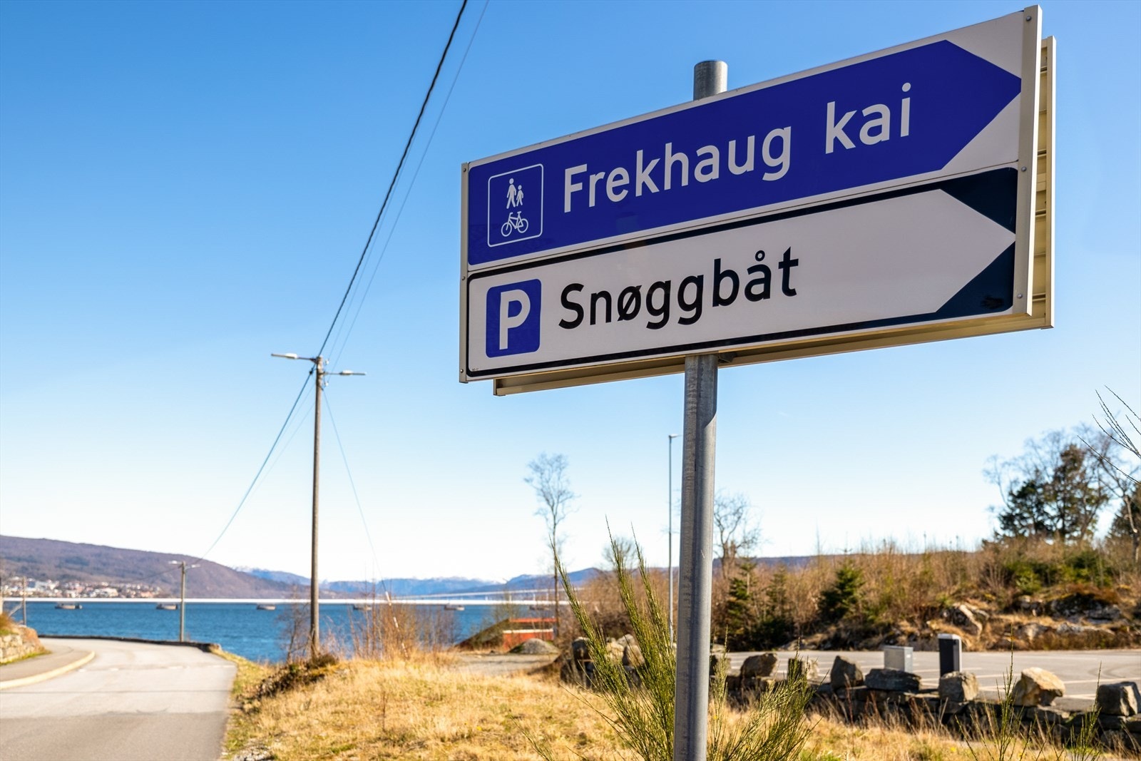 Fra Frekhaug kai er det gode forbindelser videre i regionen og med hurtigbåt direkte til Bergen sentrum kan man gjøre pendlertilværelsen meget behagelig. Galleribilde
