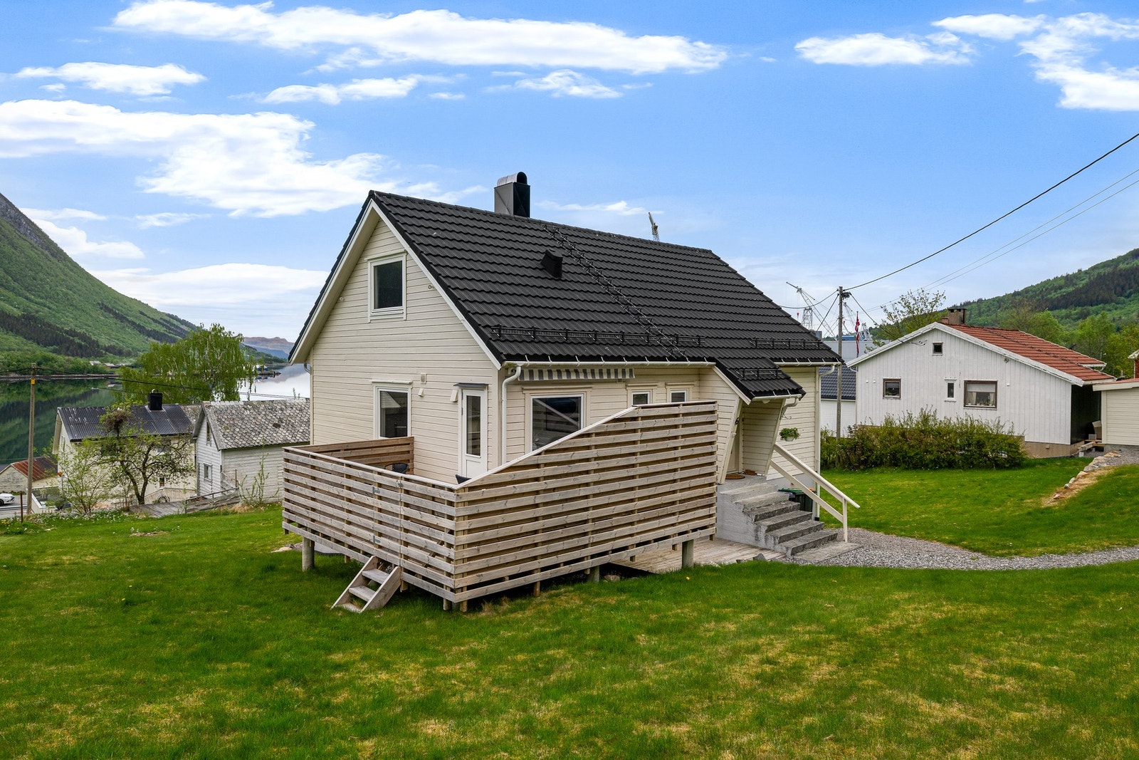 Flott og innholdsrik enebolig. Stor tomt med plen, veranda og biloppstillingsplass, samt garasjeplass. Galleribilde