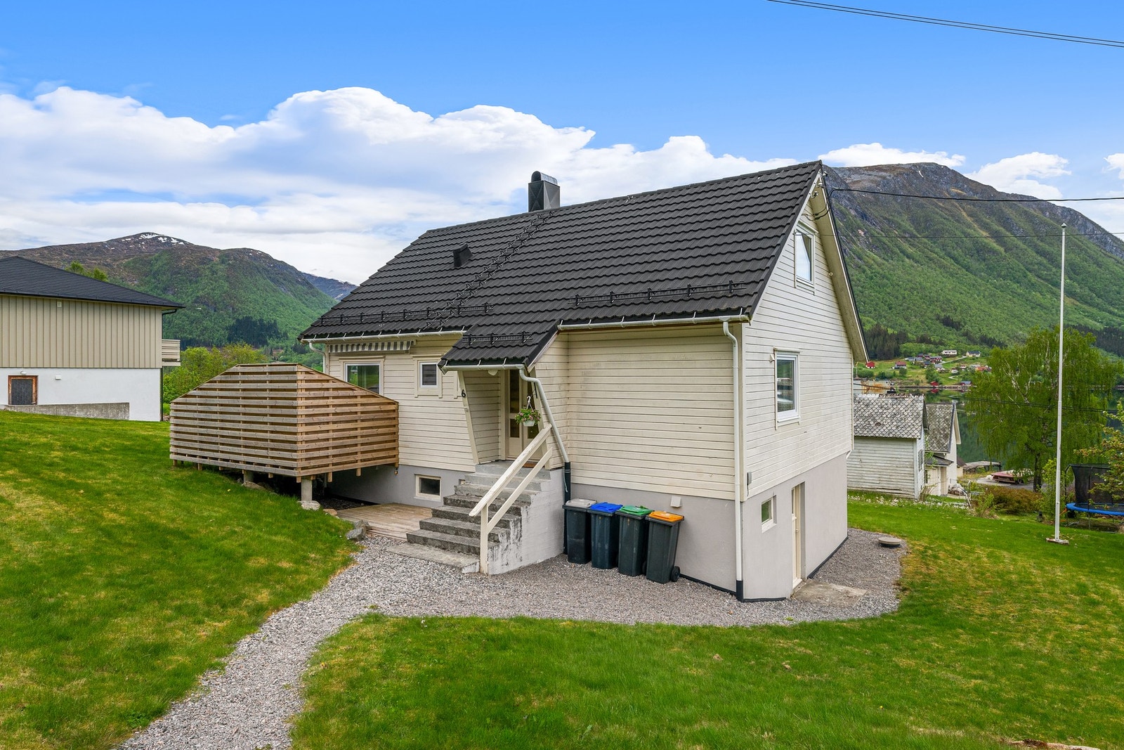 Boligen ligger i Teigevegen, sentralt i Tomrefjord. Her bor du i et rolig nabolag med kort vei til dagligvarebutikk og sjøen. Galleribilde