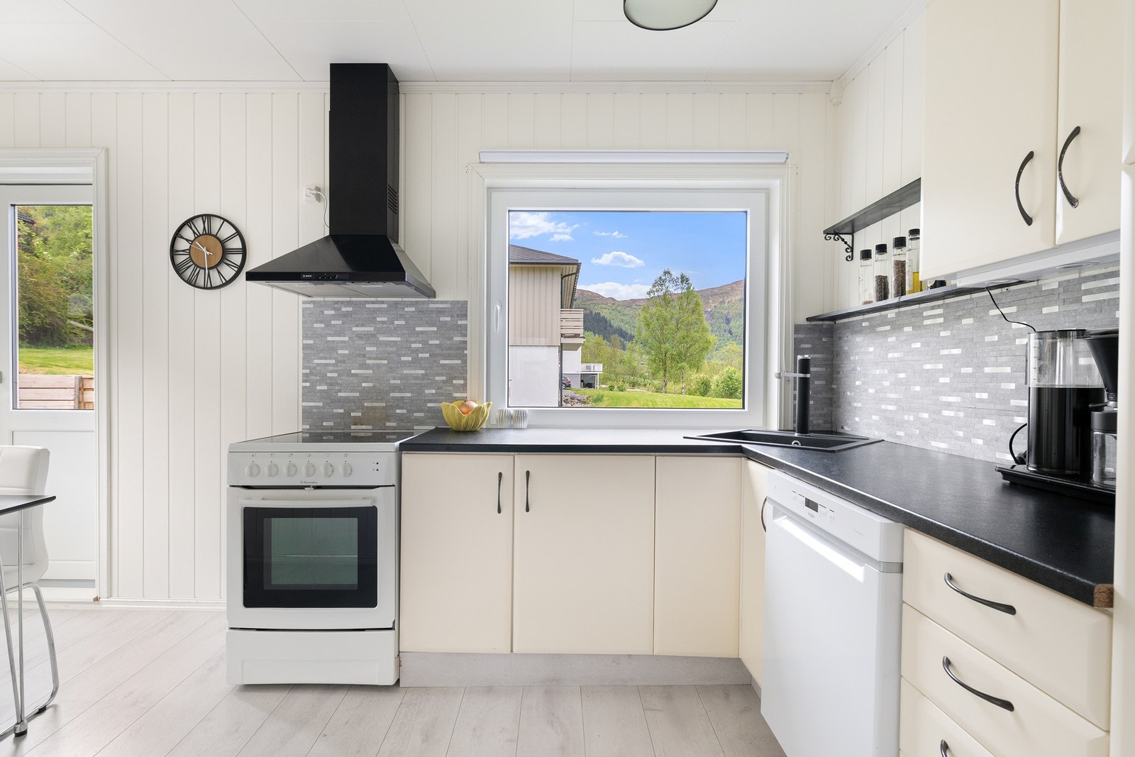 Kjøkkenet har innredning med glatte fronter og benkeplaten er av laminat. Galleribilde