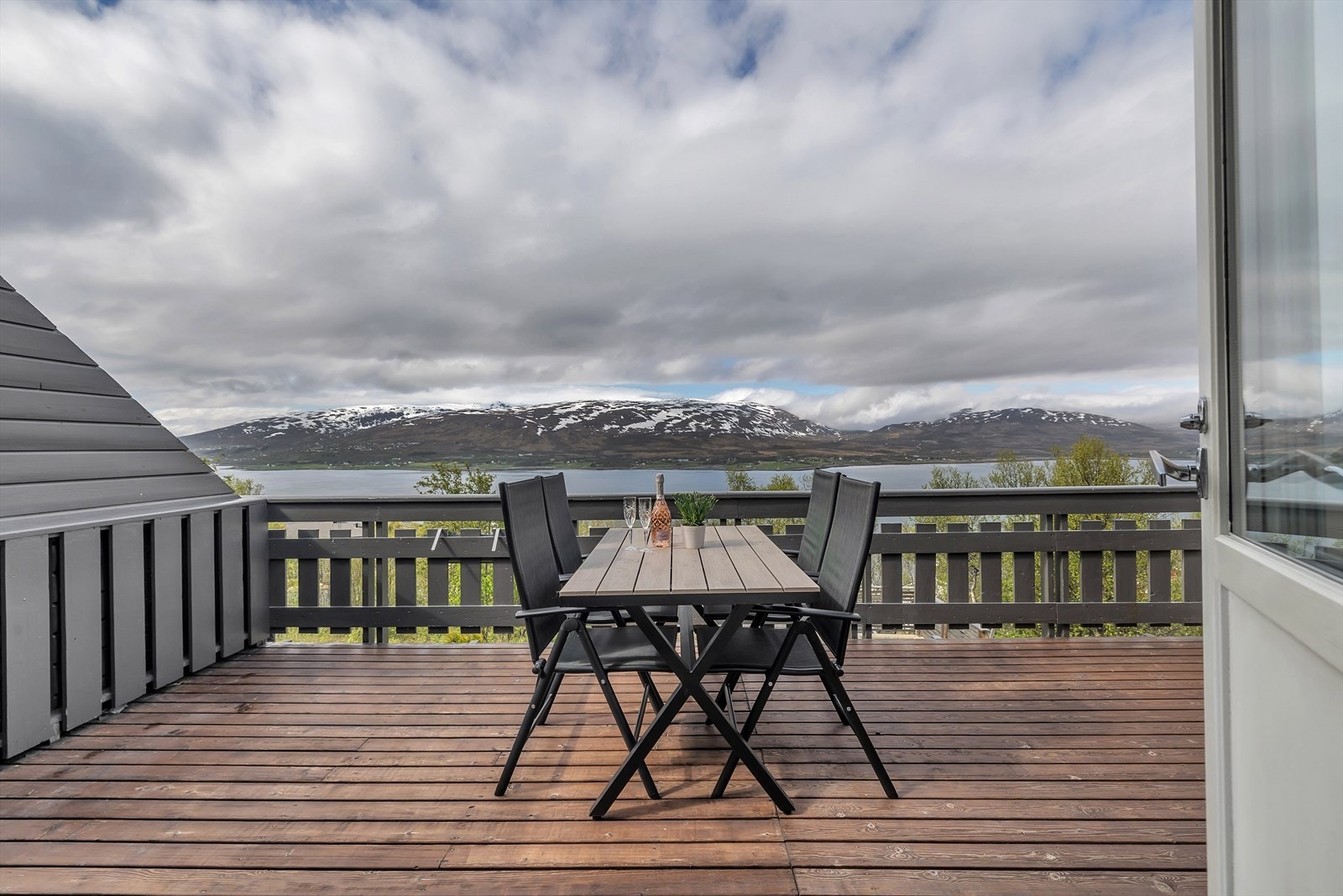 Nydelig utsikt mot Kvaløya med Sandnessundet og fjellene i bakgrunnen Galleribilde