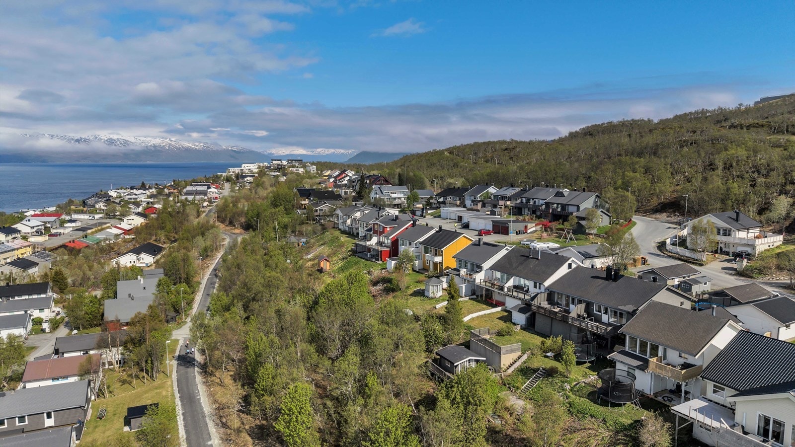 Hamna er et populært og barnevennlig boligområde nord på Tromsøya, kjent for sitt trygge oppvekstmiljø Galleribilde