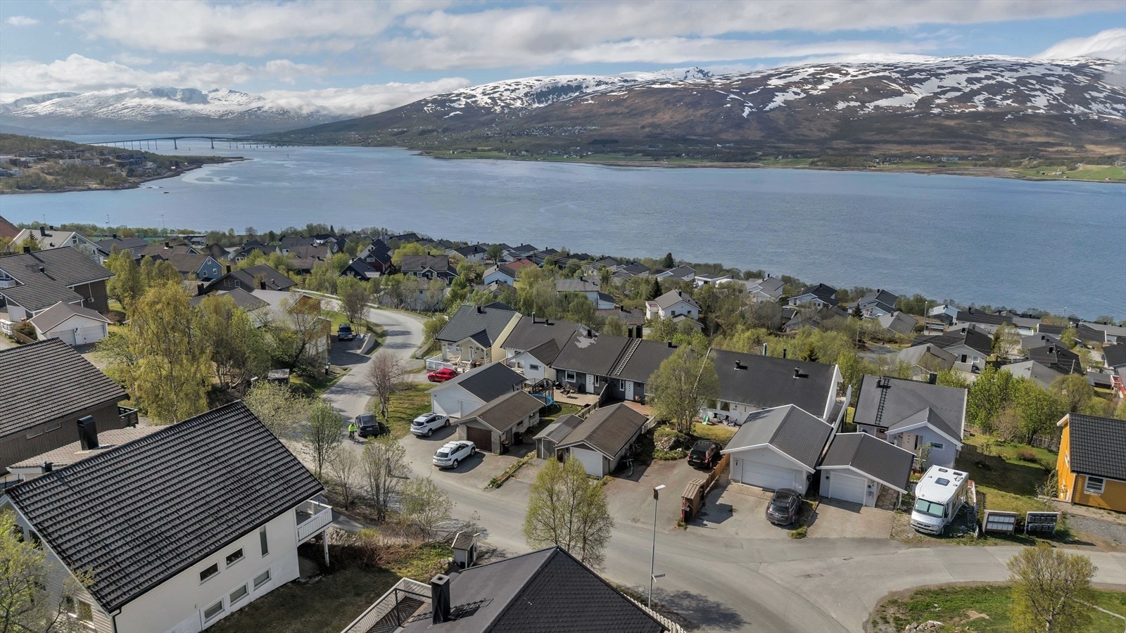 I området er det flere lekeplasser og grønne fellesområder hvor barna kan leke fritt, samt nærhet til skole og barnehage Galleribilde