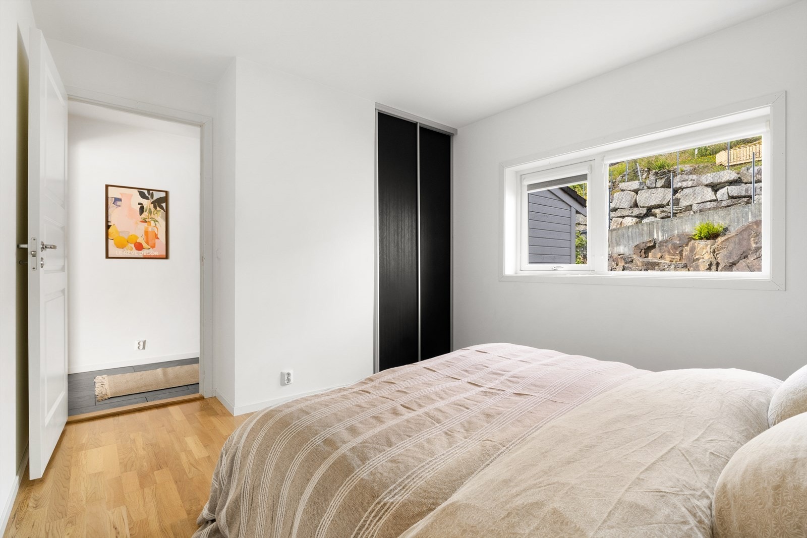 Rommet er utstyrt med innebygget garderobeskap. Rommet har en lun og behagelig atmosfære med gode lysforhold. Galleribilde
