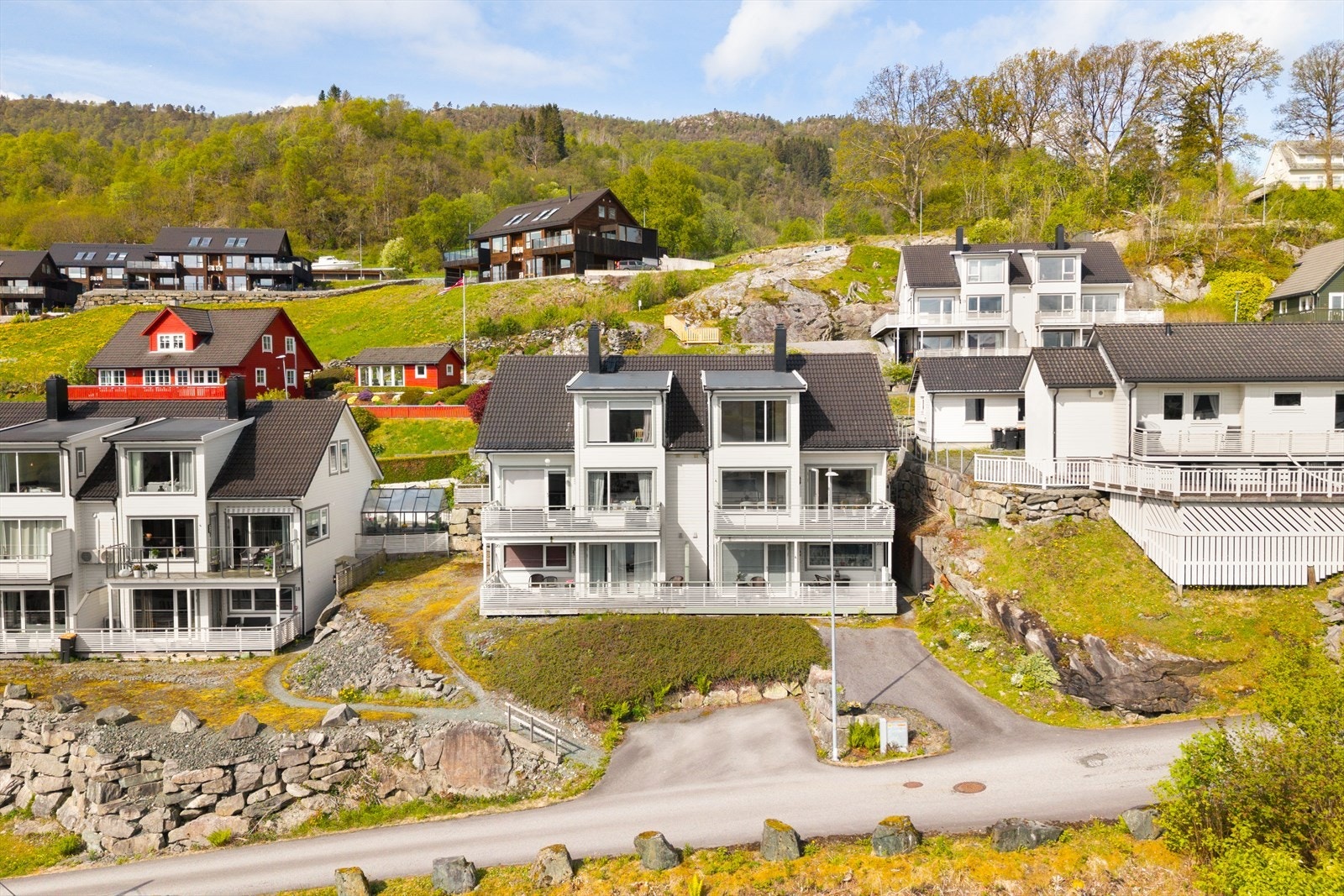 Boligen har en sentral og attraktiv beliggenhet med gangavstand til det meste, samt kort vei til skole og barnehage. Galleribilde