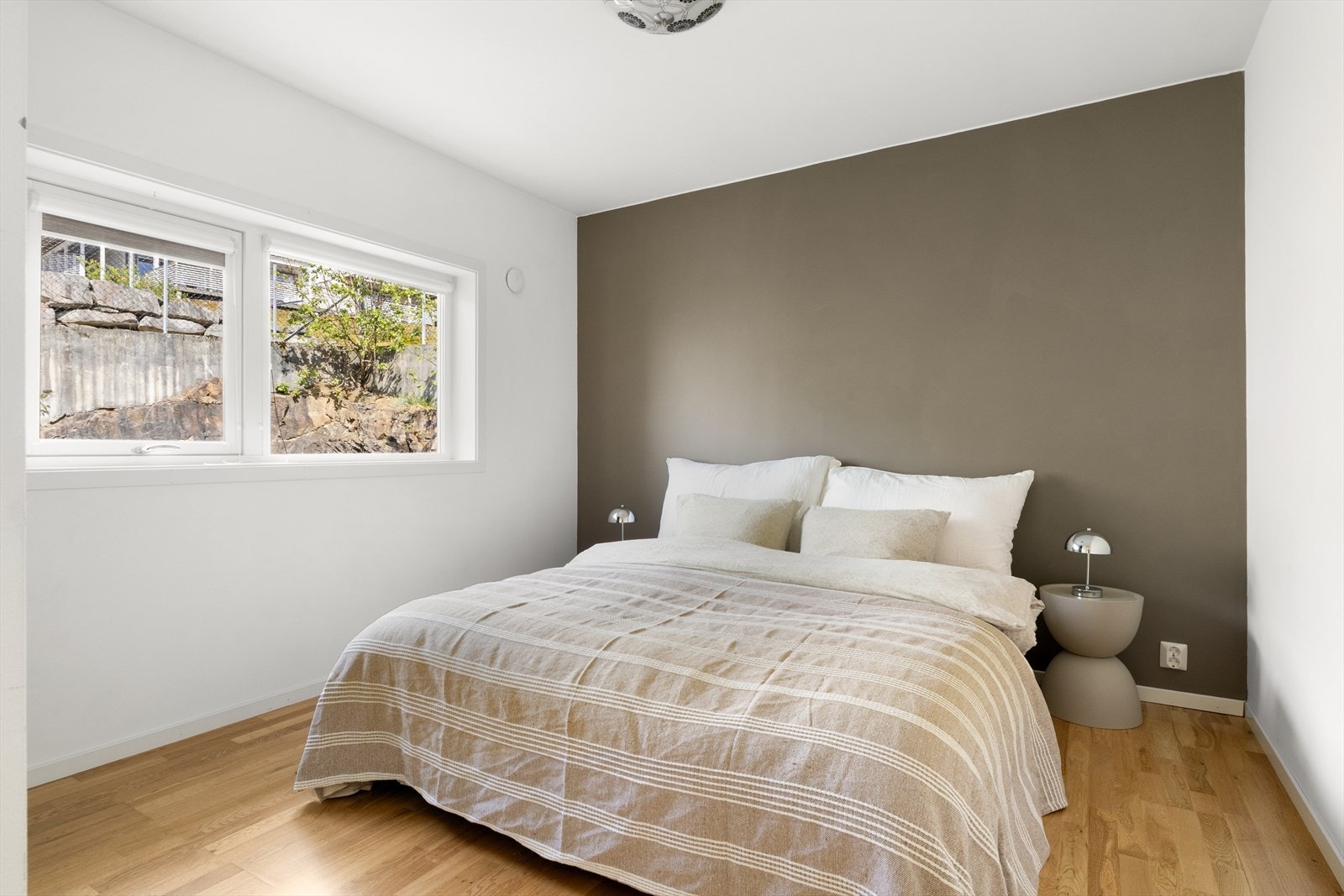 Leiligheten har totalt tre soverom. I 1.etg er det et stort soverom på ca. 11 m². Galleribilde