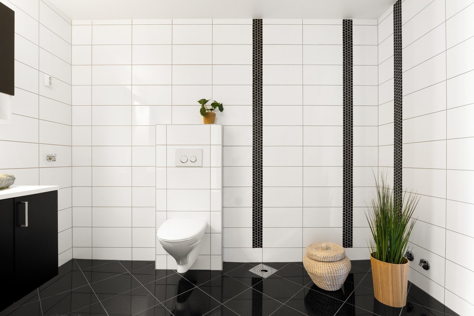 Badet er helfliset og har varme i gulv Galleribilde