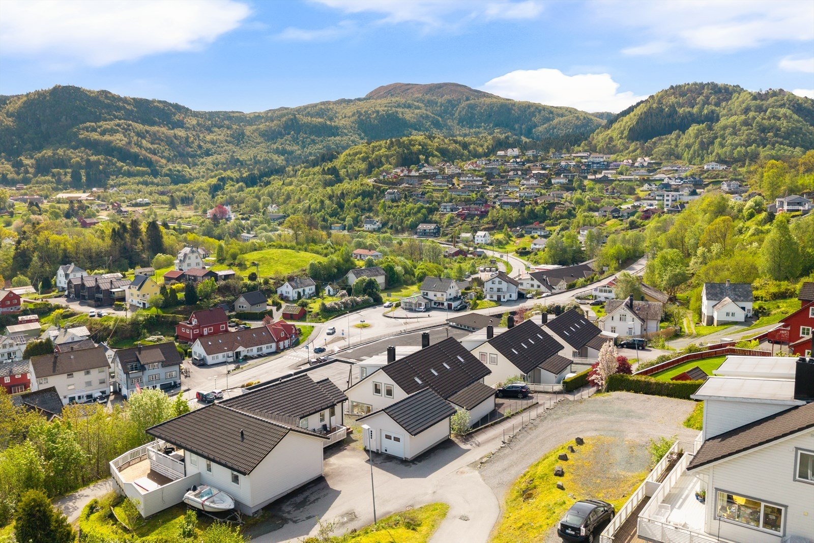 Tysnes kommune er kjent for sitt aktive lokalmiljø, rike kulturliv og vakre natur. Galleribilde