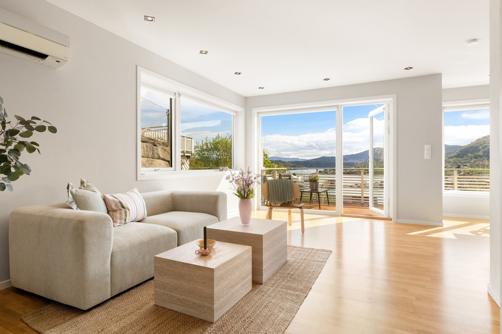 Aktiv Eiendomsmegling v/ Elise Linningsvoll har gleden av å presentere Engjelsvegen 26 | Foto: Inderhaug boligfoto | Styling: LR Fargestudio Galleribilde