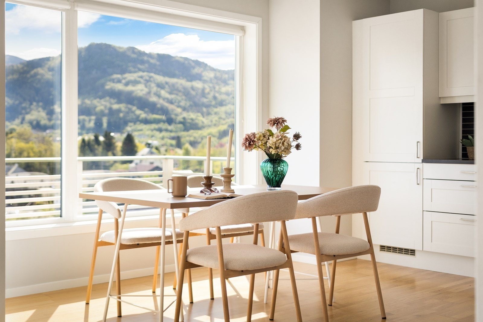 Her er det god plass til både sitte- og spisegruppe, og store vindusflater slipper rikelig med naturlig lys inn i rommet. Galleribilde