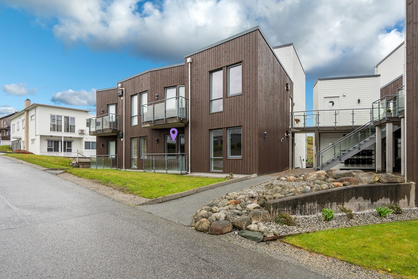 Fra nordsiden kan du nå leiligheten trappefritt. Galleribilde