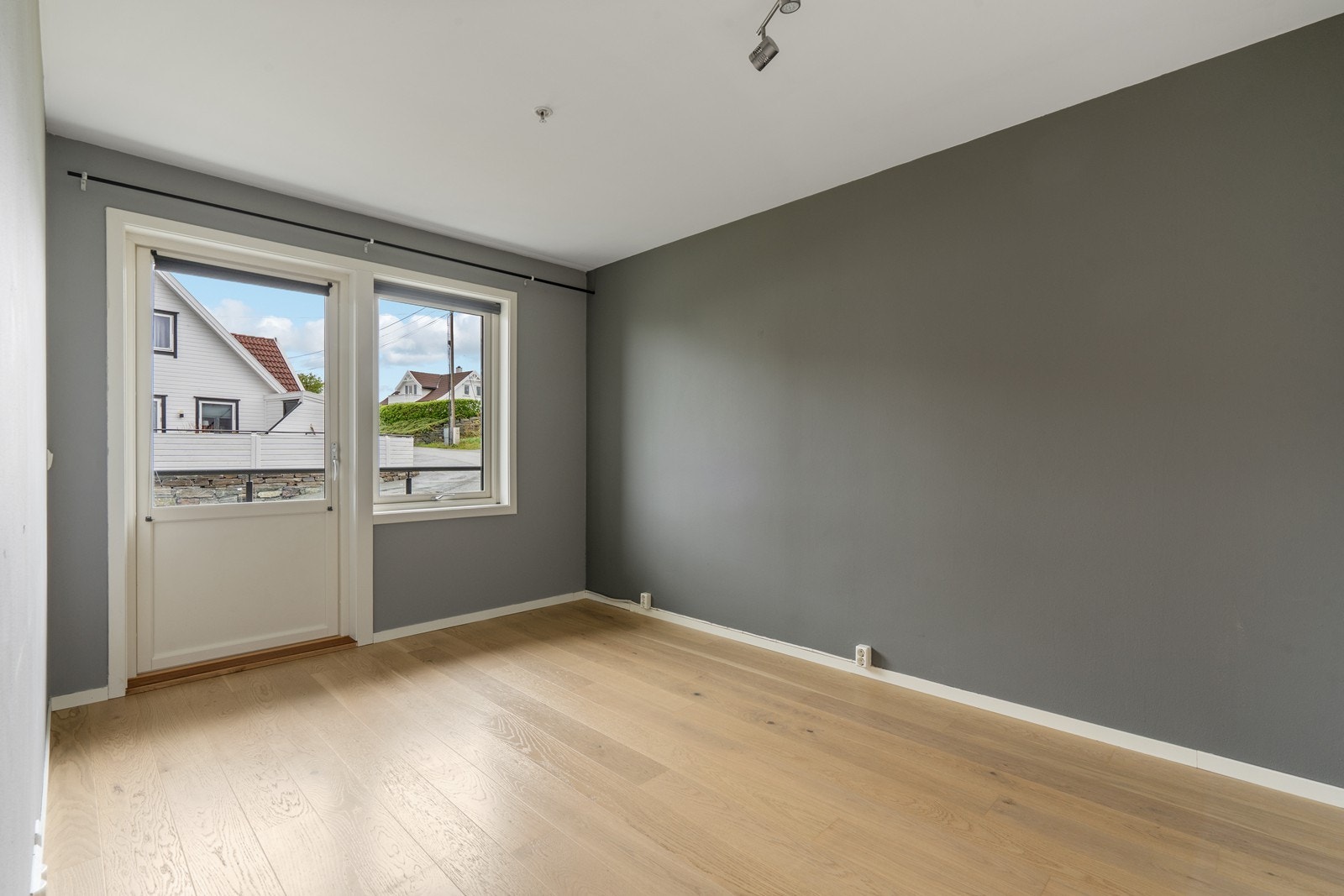 Hovedsoverom med direkte utgang til veranda - her kan kveldssolen nytes med havglimt. Galleribilde