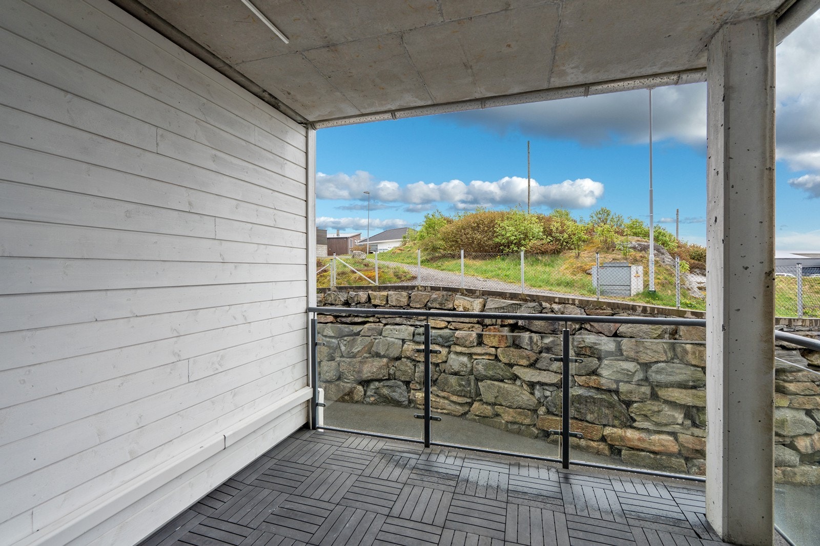 Direkte adkomst til solrik terrasse mot sør fra stuen. Galleribilde