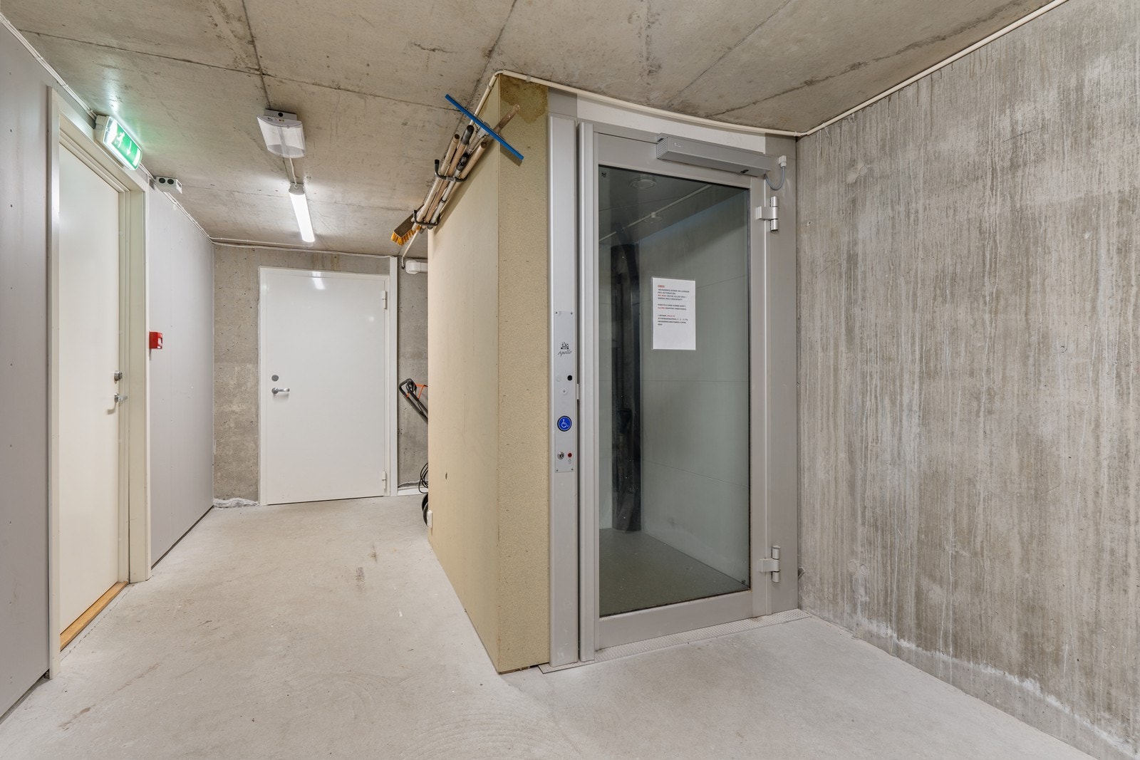 Fellesrom med diverse utstyr og heis. Galleribilde