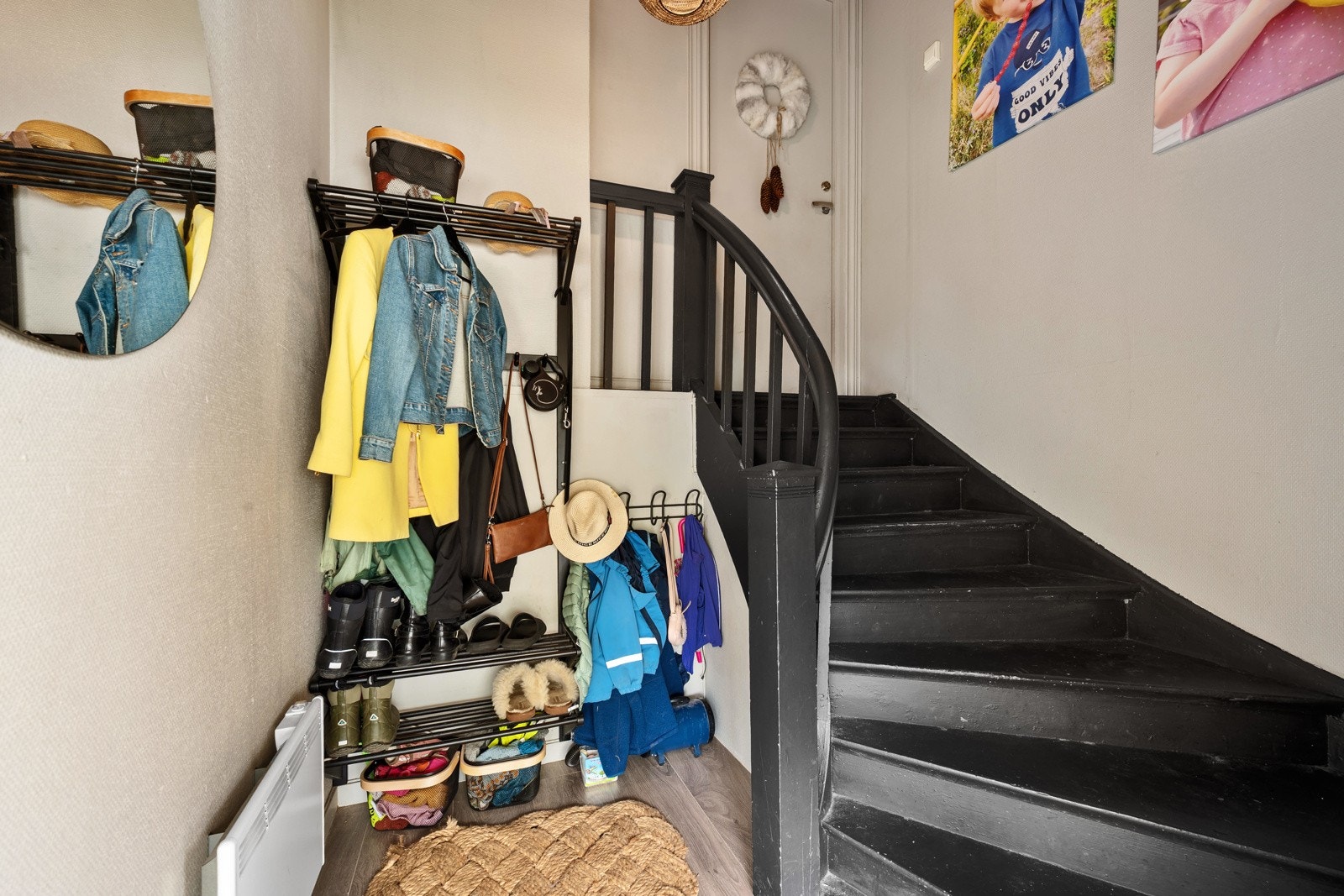 Velkommen inn! Gang og trapp opp til andre etasje Galleribilde