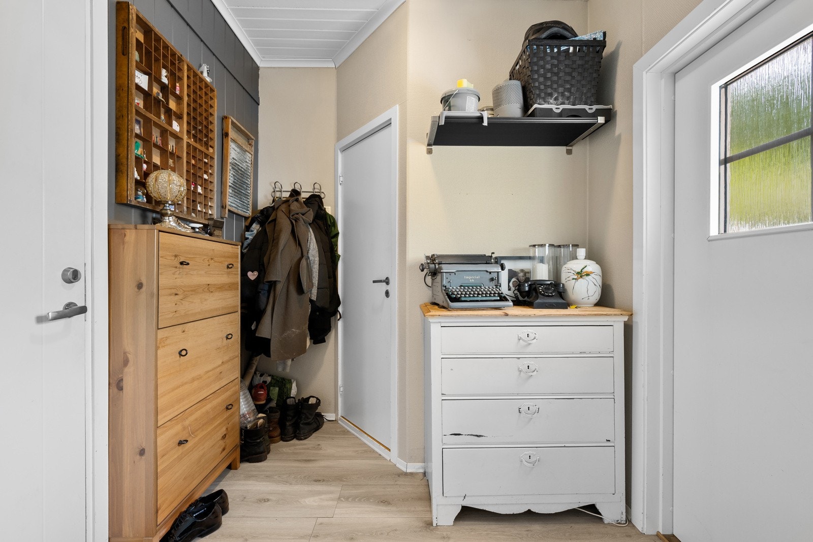 Velkommen inn! Gang i leilighet i første etasje med oppbevaringsplas til sko og jakker. Galleribilde