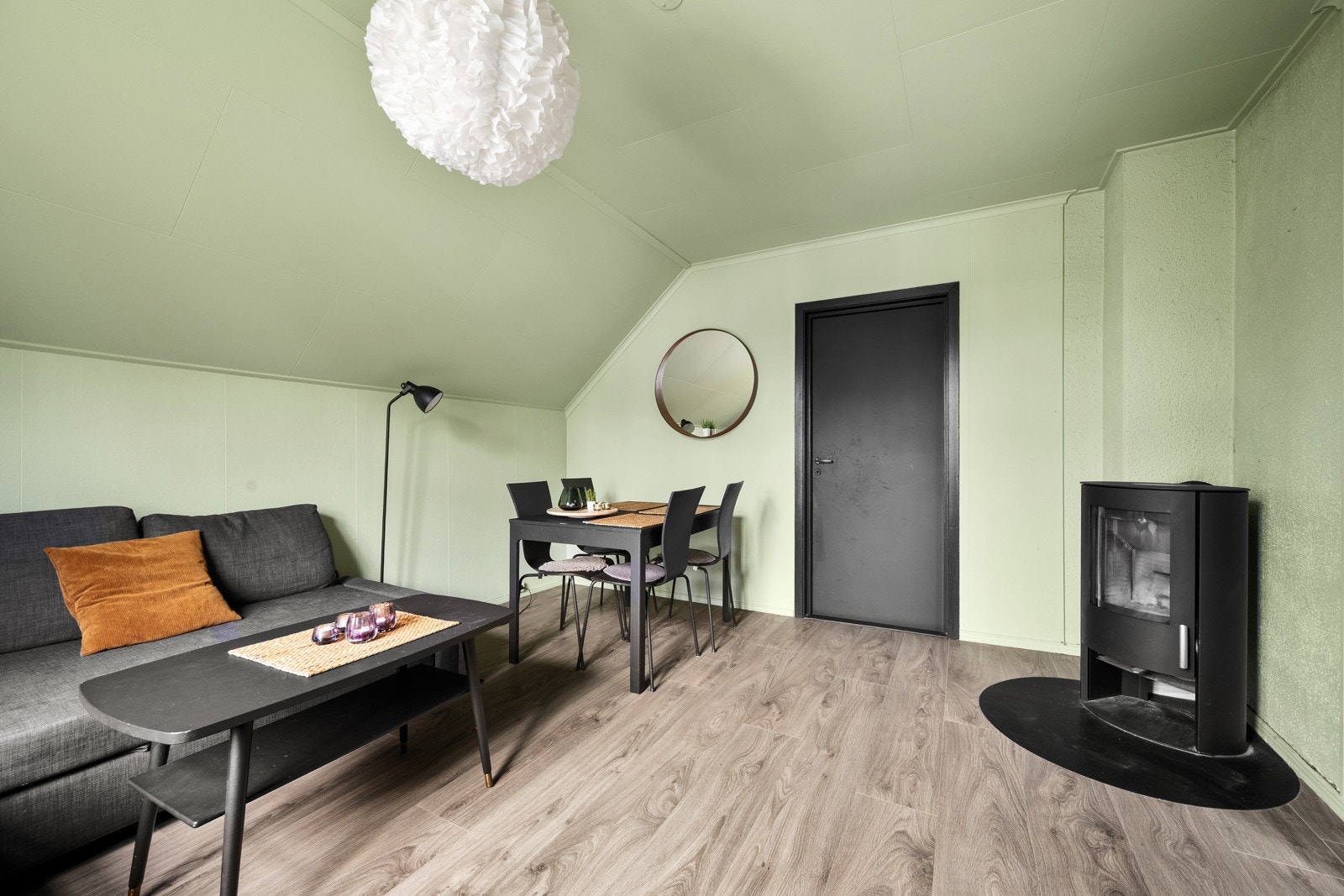 Stuen har peisovn som luner på kalde dager Galleribilde