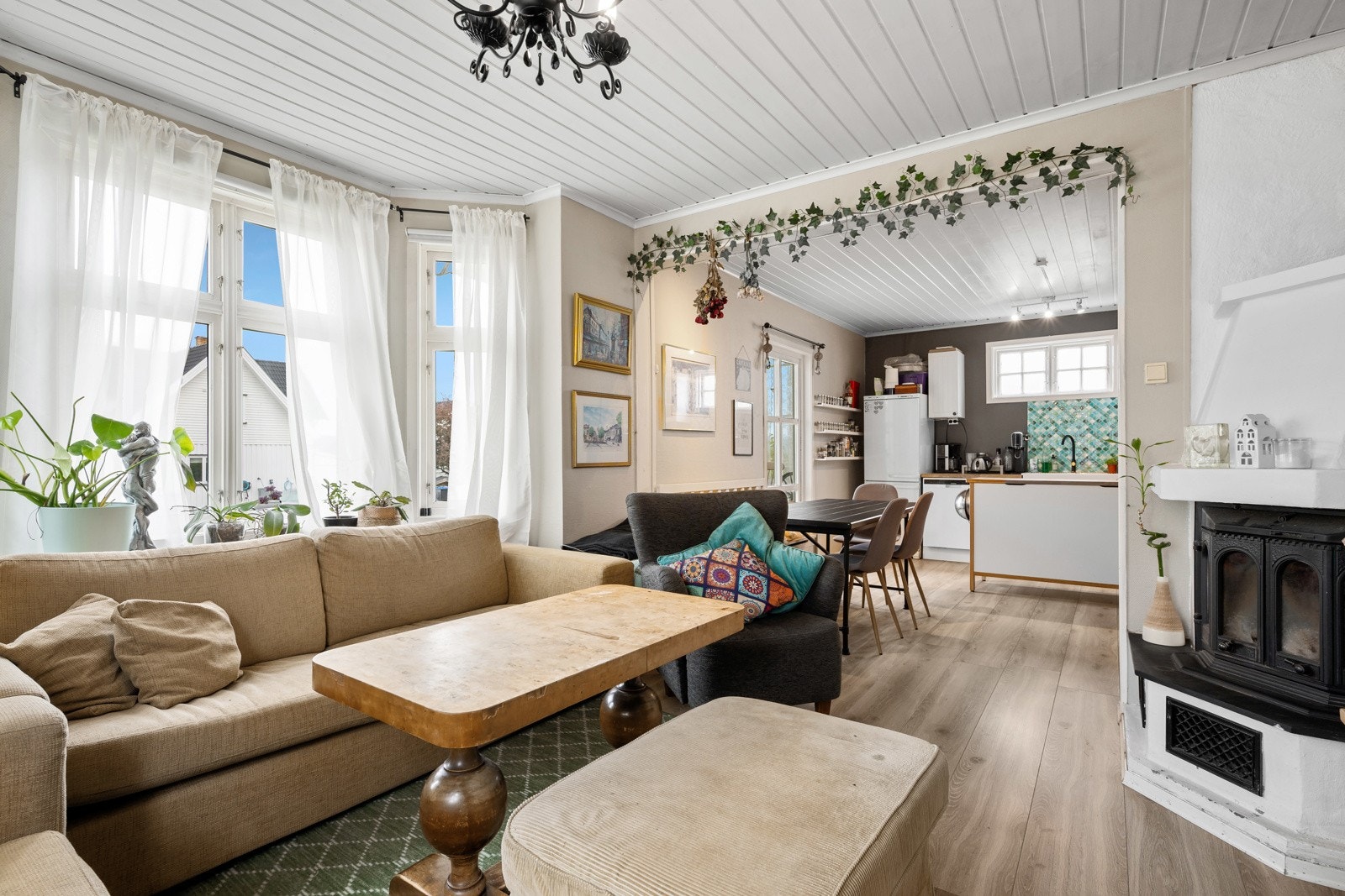 Det er åpen og sosial løsning mellom kjøkken og stue. Galleribilde