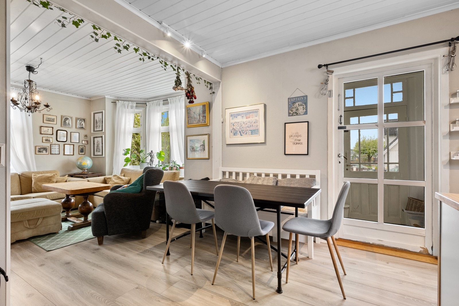 Lys og lufte stue med utgang til vinterhage. Galleribilde