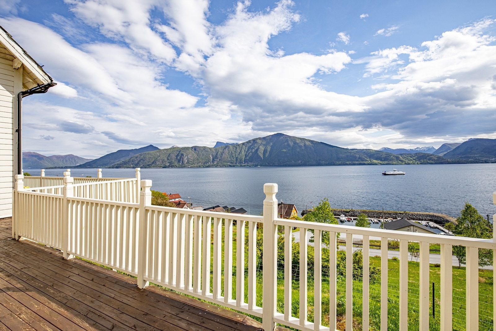 Fantastisk utsikt - eiendommen har kort avstand til fergen som går til Volda sentrum Galleribilde