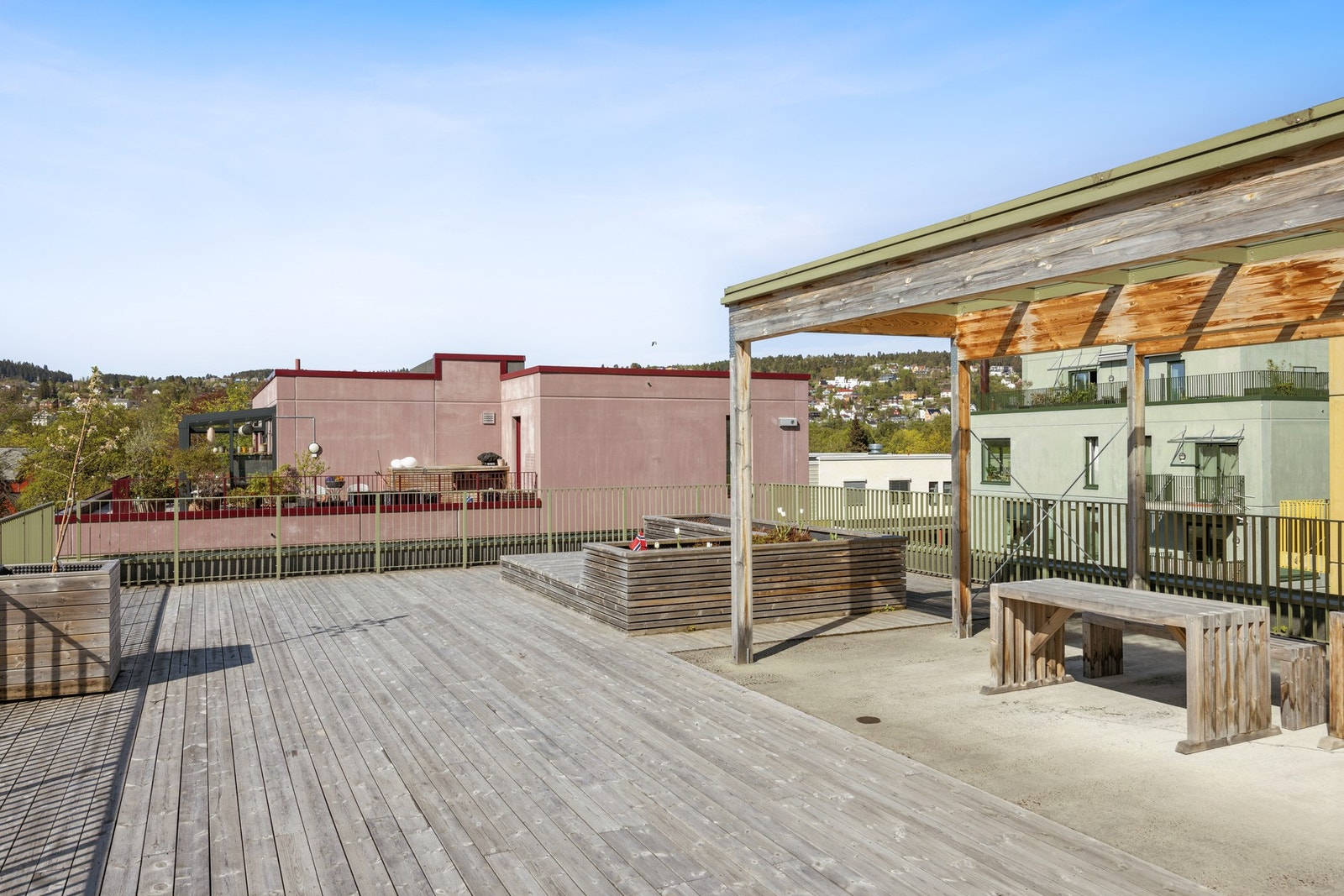 Bygget har en stor felles takterrasse. Her er det pent opparbeidet med prydbusker og sittegrupper. Takterrassen har gode solforhold. Galleribilde