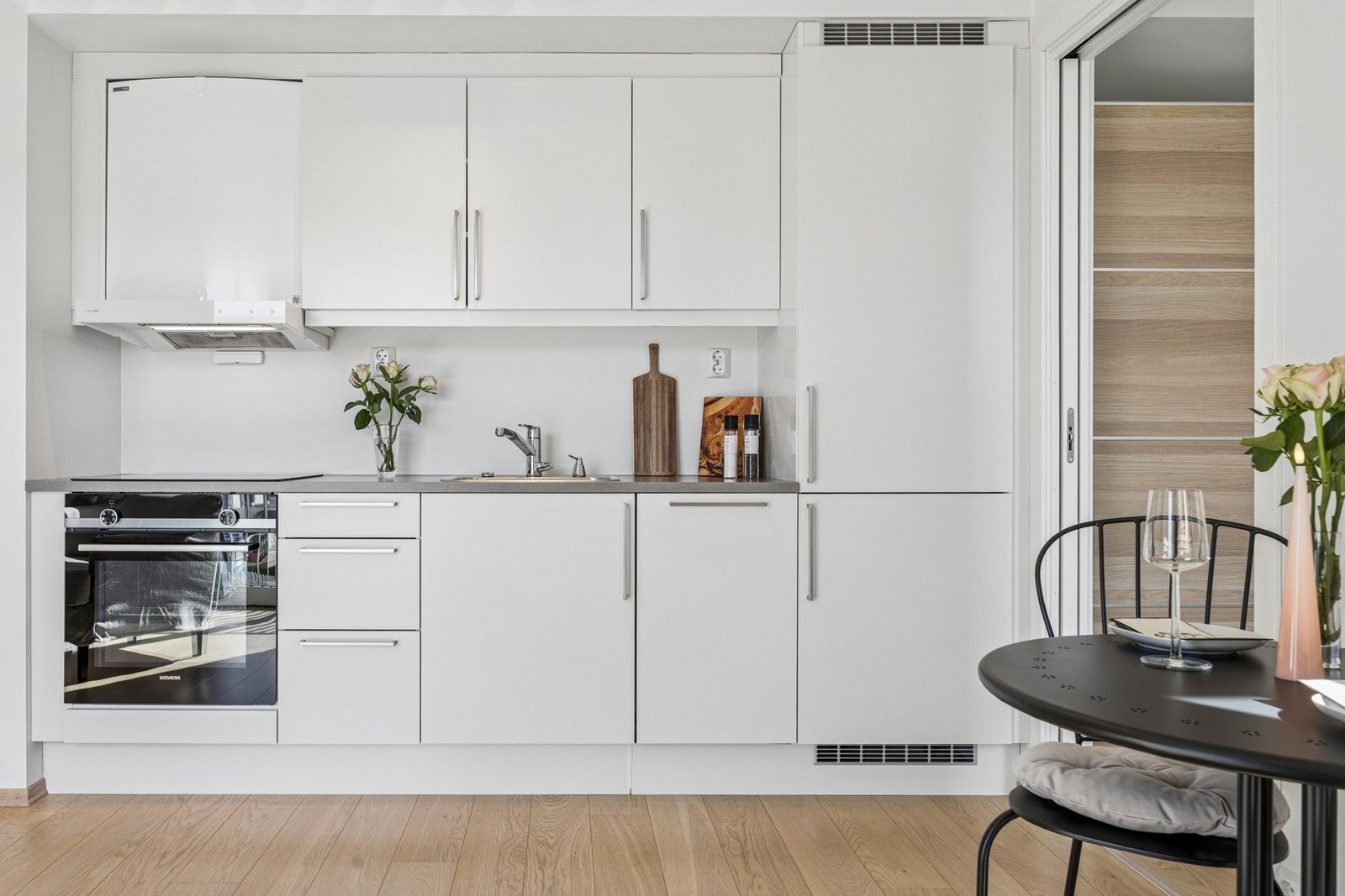 Lyst og moderne kjøkken fra HTH. Galleribilde