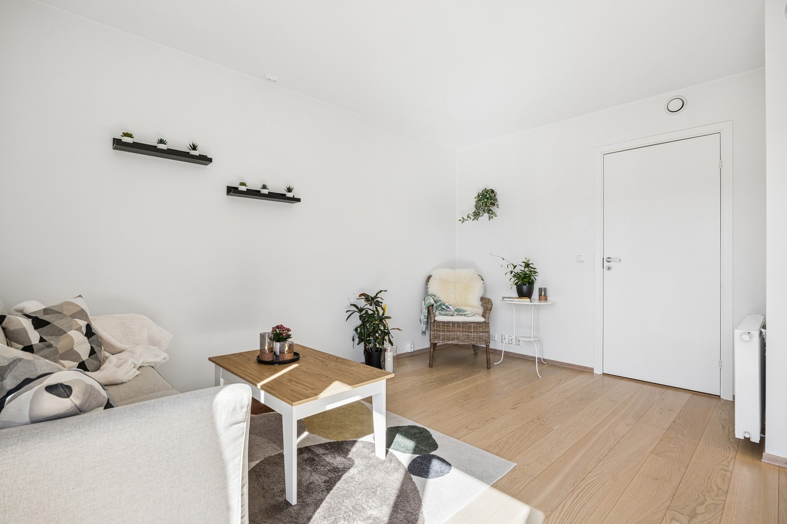 Stuen har plass til både spisegruppe og sofagruppe. Galleribilde