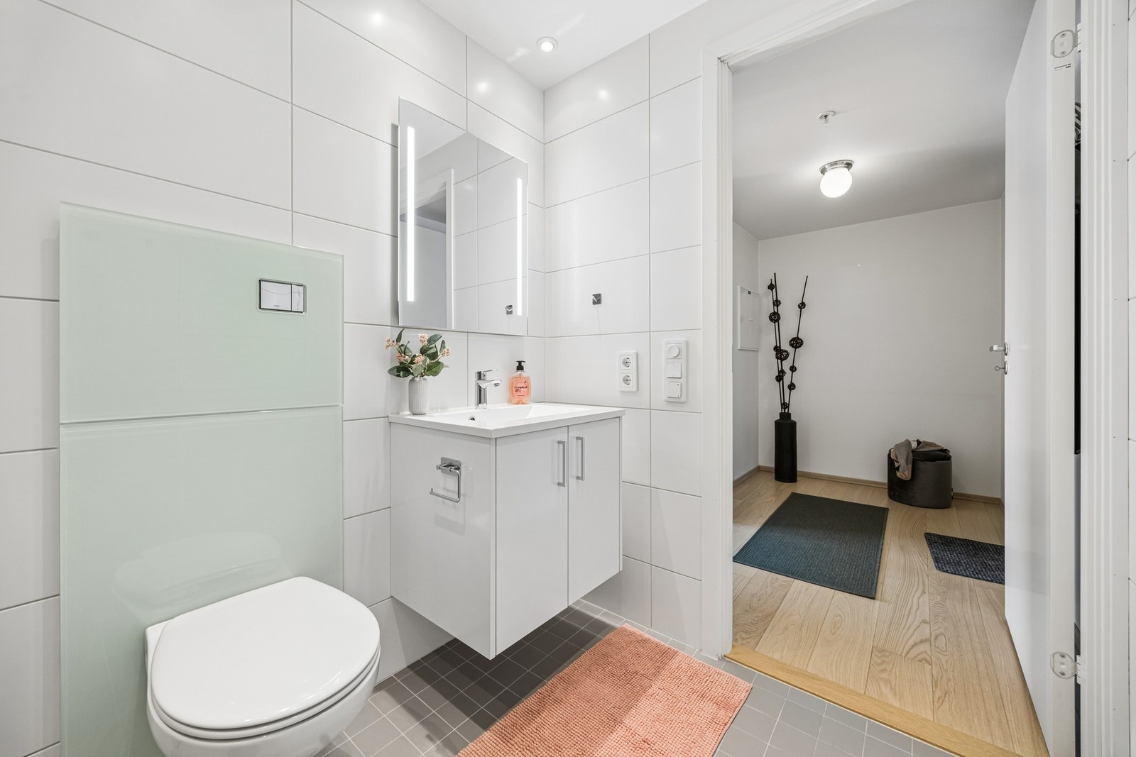 Bad med gulvvarme og opplegg for vaskemaskin. Galleribilde