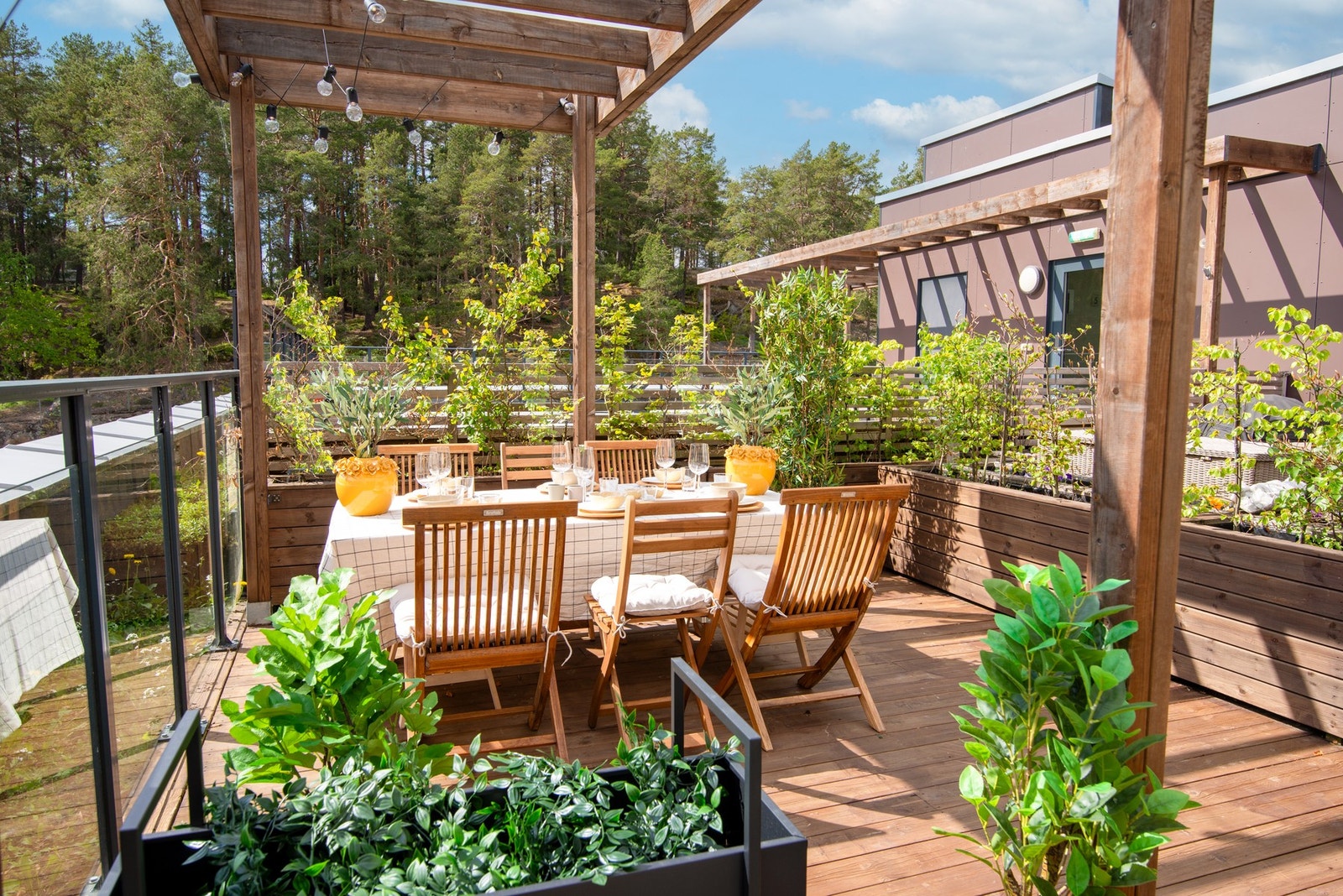 Kronen på verket er den fantastiske takhagen med stor pergola og sol fra morgen til kveld. Her er det rikelig med boltreplass for både store og små. Galleribilde