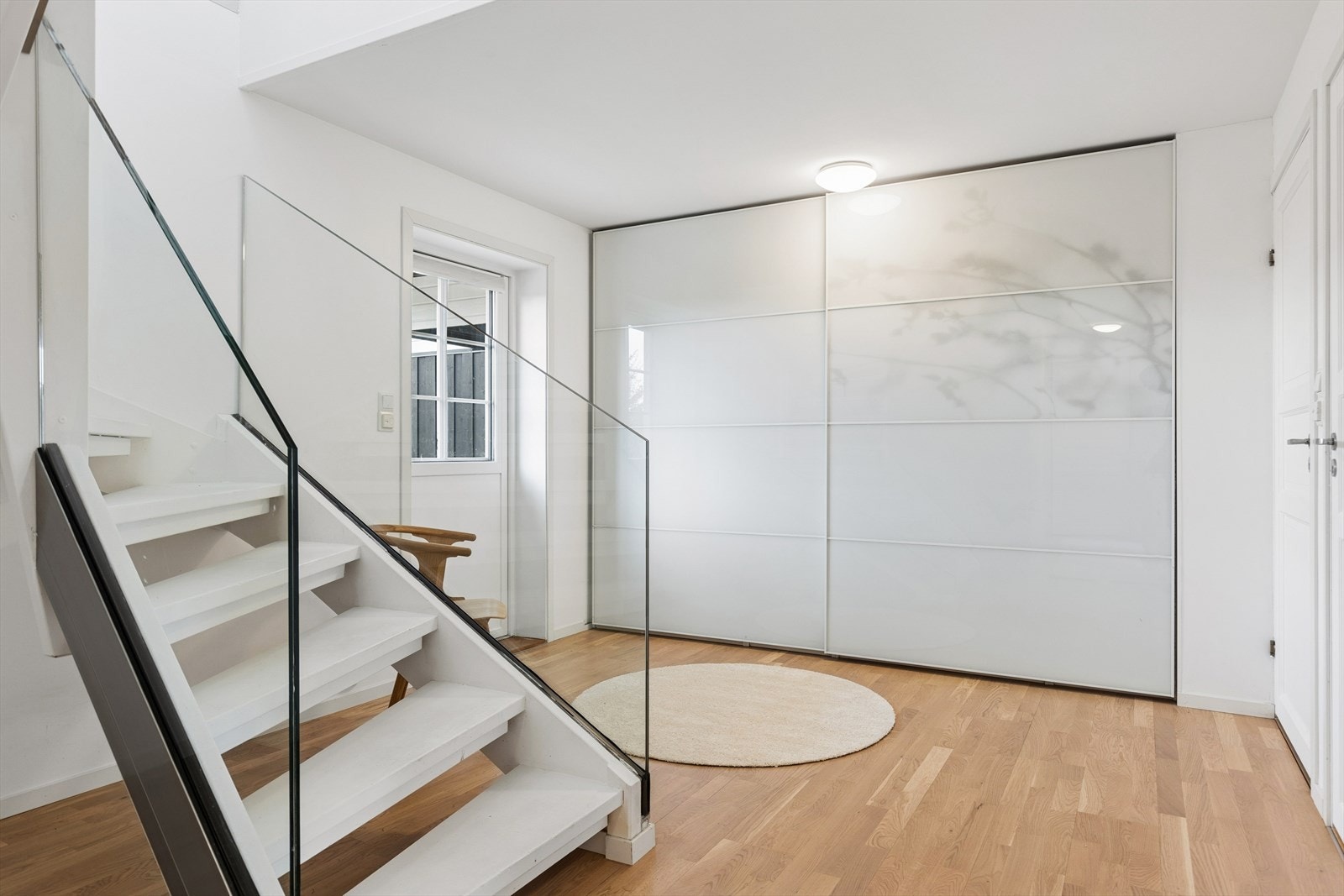 I hallen nede er det en stor skyvedørsgarderobe som gir utmerket lagringsplass. Direkte utgang til terrasse. Galleribilde