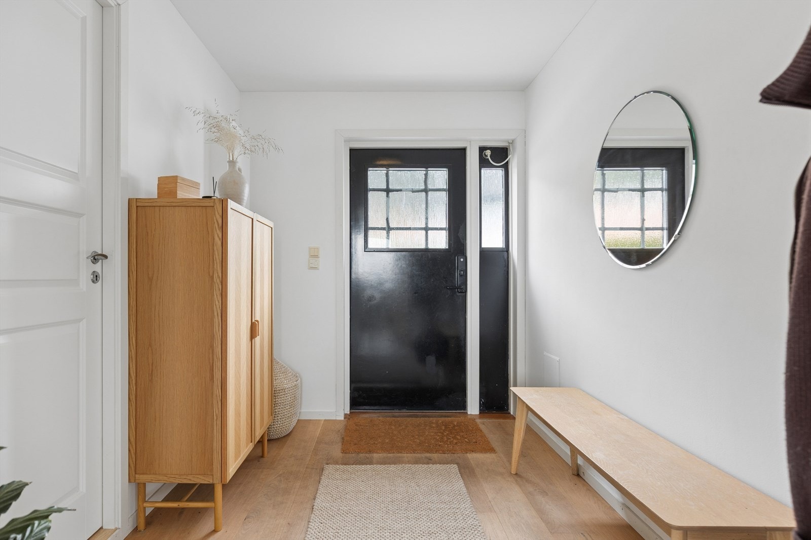 Velkommen inn! Inngangspartiet gir et godt første inntrykk, med plass til både skoskap og en benk Galleribilde