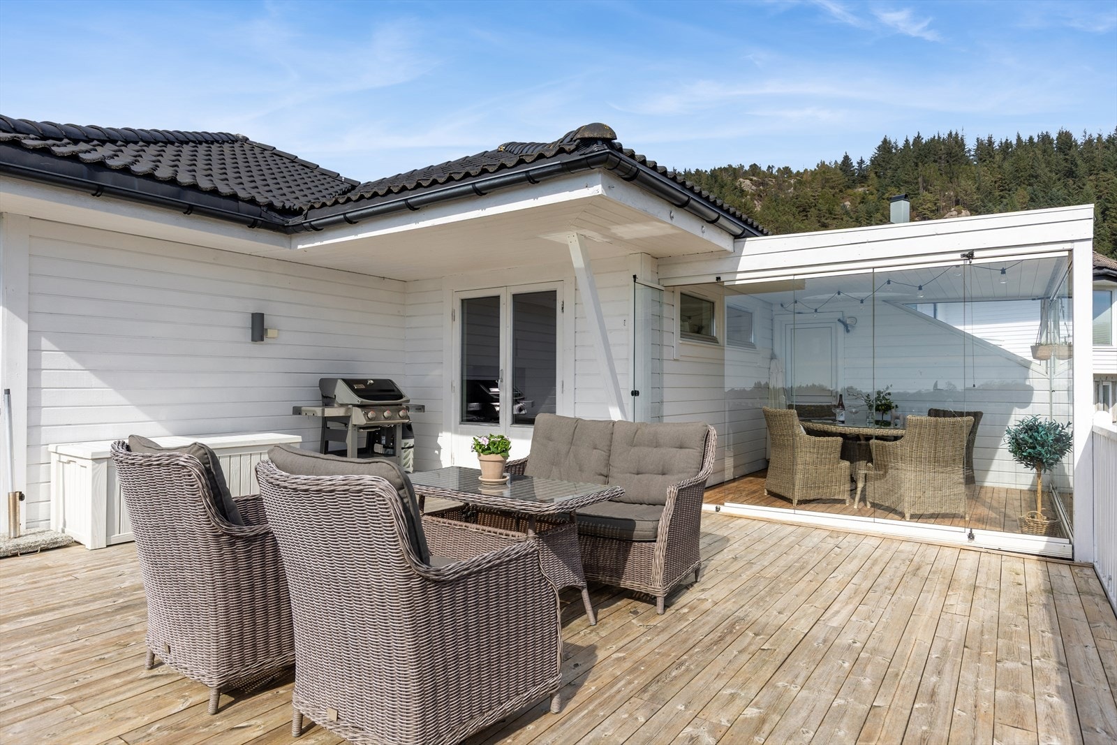 Fra stuen er det utgang til stor, sørvestvendt veranda. Galleribilde