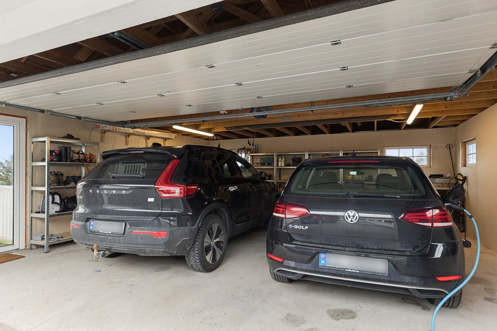 Garasjen er utstyrt med elbillader. Galleribilde