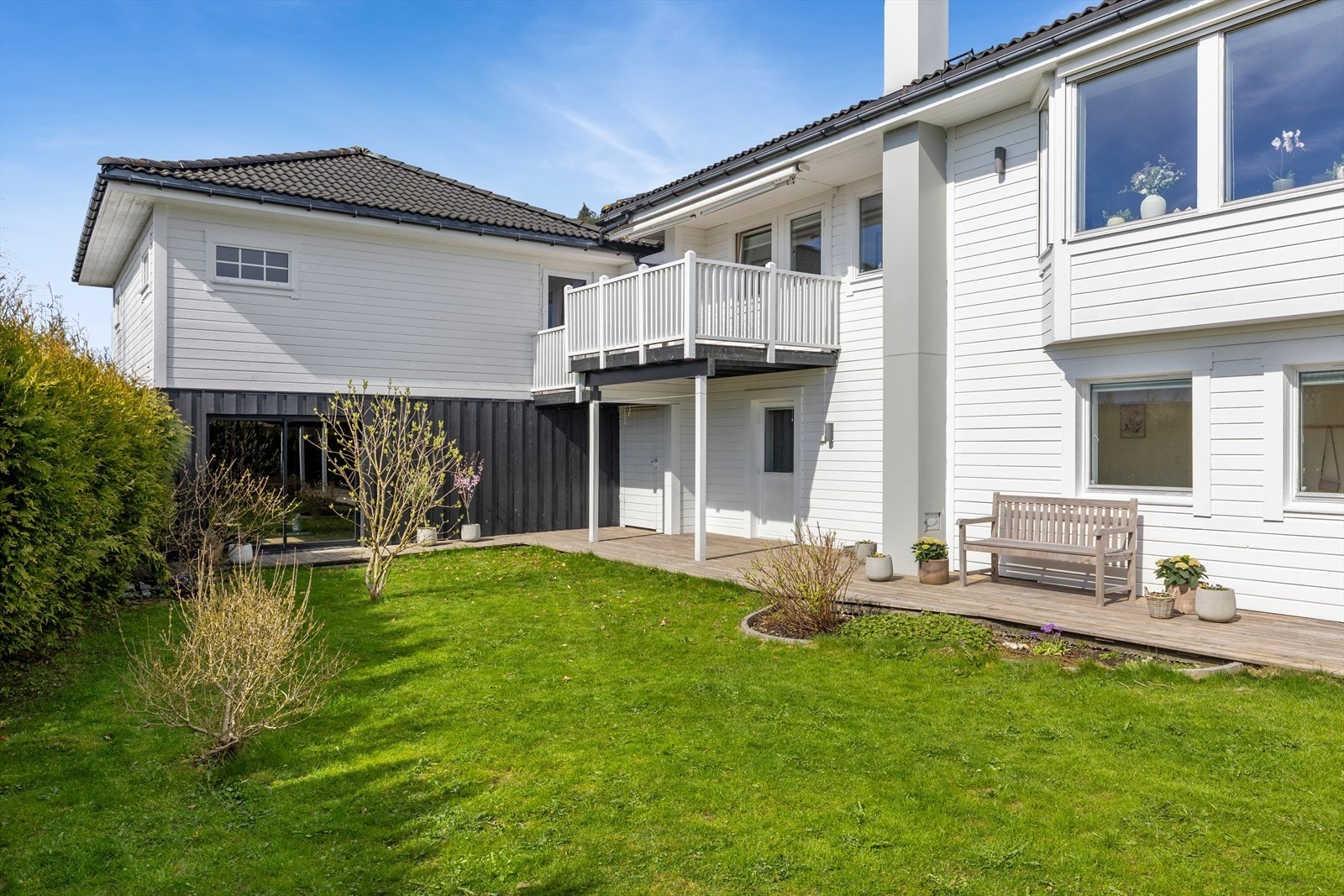 Hagen er pent opparbeidet og skjermet, noe som skaper en privat og trygg uteplass for hele familien. Galleribilde