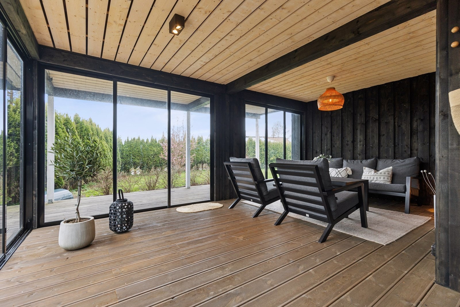 De store glassflatene kan skyves til side og åpner opp mot terrassen og hagen. Galleribilde