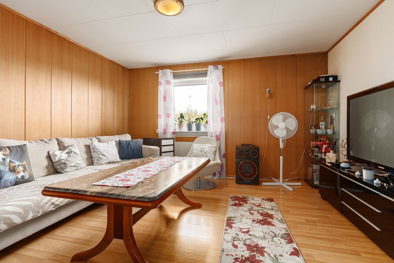 Stue i innredet sokkelleilighet. Galleribilde