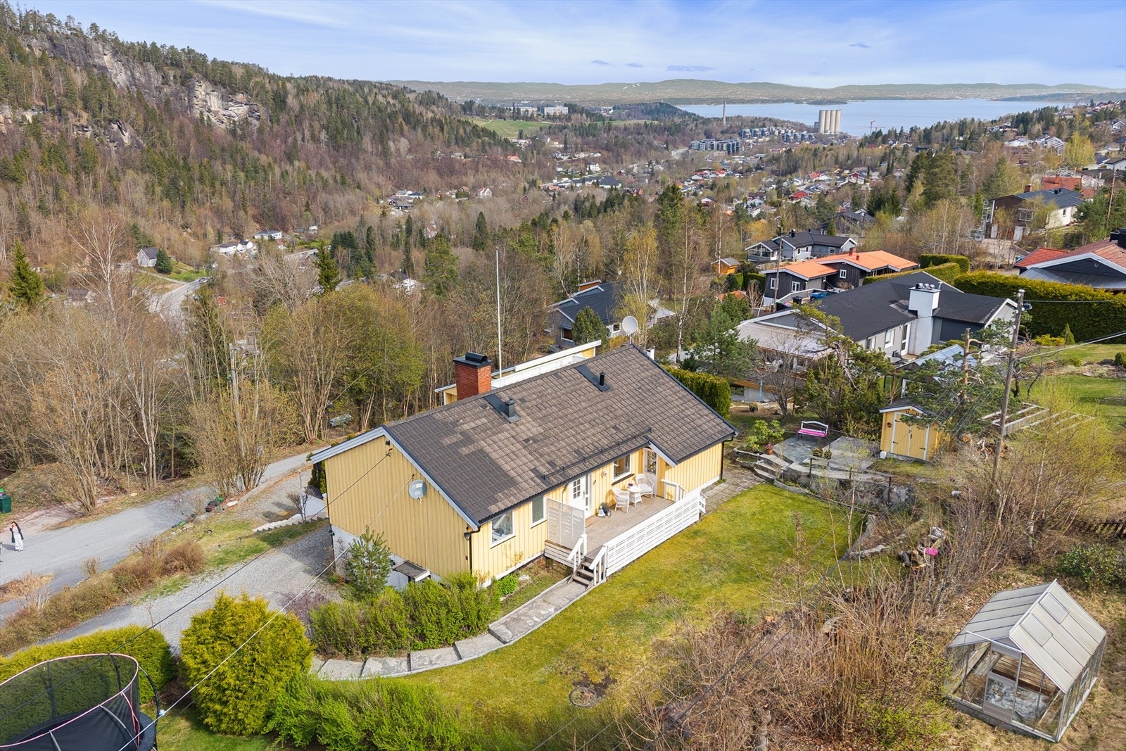 Tomten er av god størrelse, på over 1,2 mål og er opparbeidet over ulike nivåer. Eiendommen har hele 52m² med BRA-E, boder med utvendig adkomst. Galleribilde