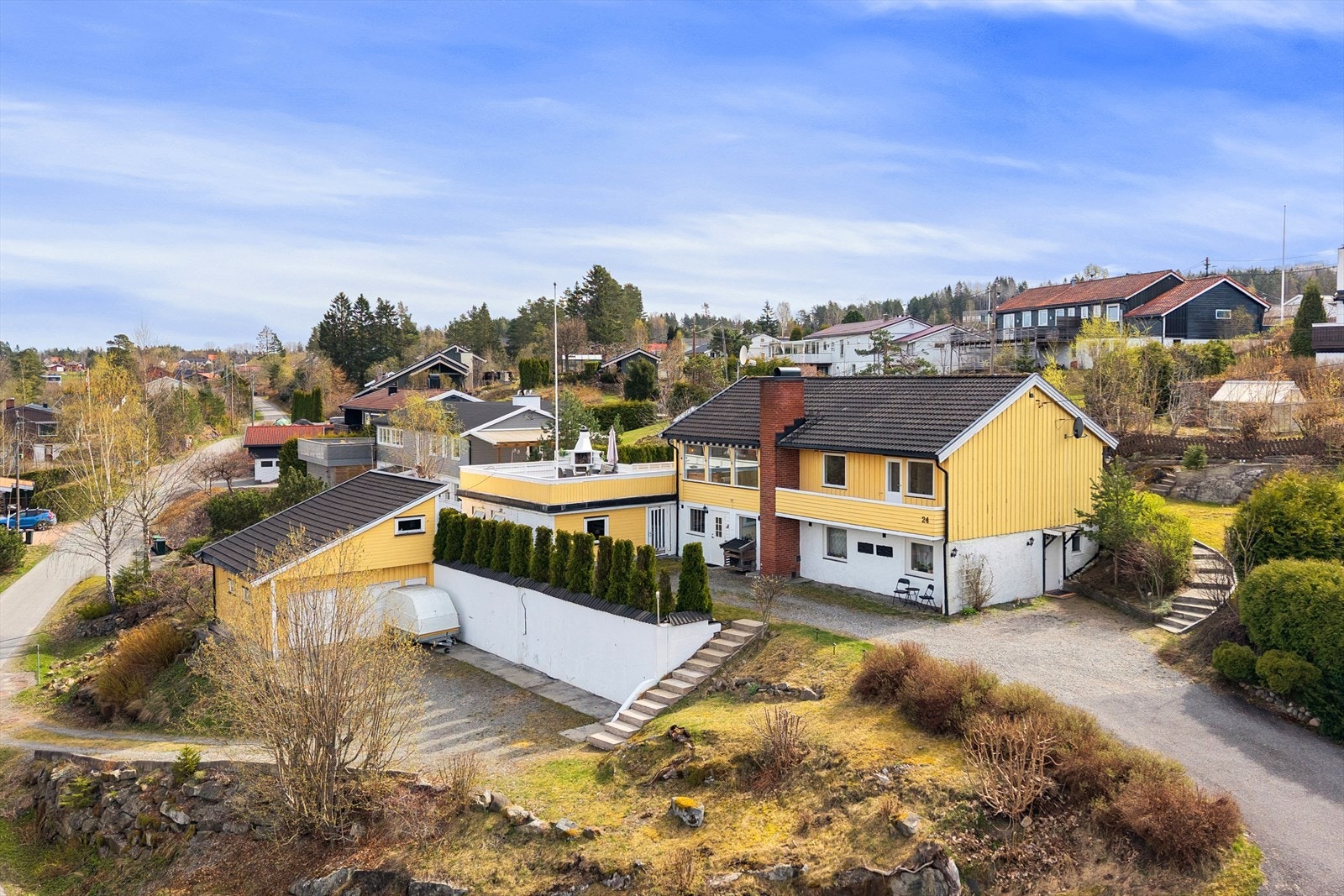 Presentert av Jostein Sommervoll i Nordvik Asker. Foto: Eiendomsfoto AS. Innholdsrik enebolig med innredet separat utleieleilighet i underetasjen, ikke byggemeldt/godkjent. Galleribilde
