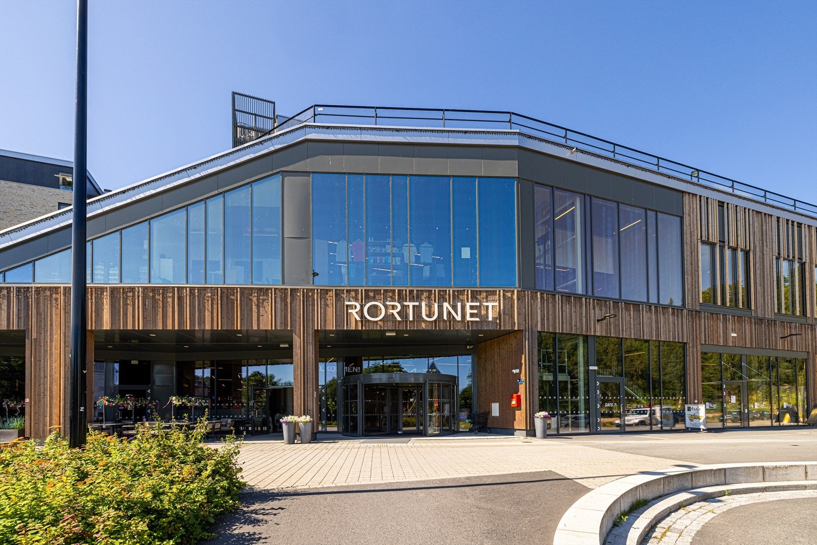 Rortunet handlesenter tilbyr et bredt utvalg av butikker, inkludert vinmonopol, matbutikk, post i butikk og apotek. Galleribilde