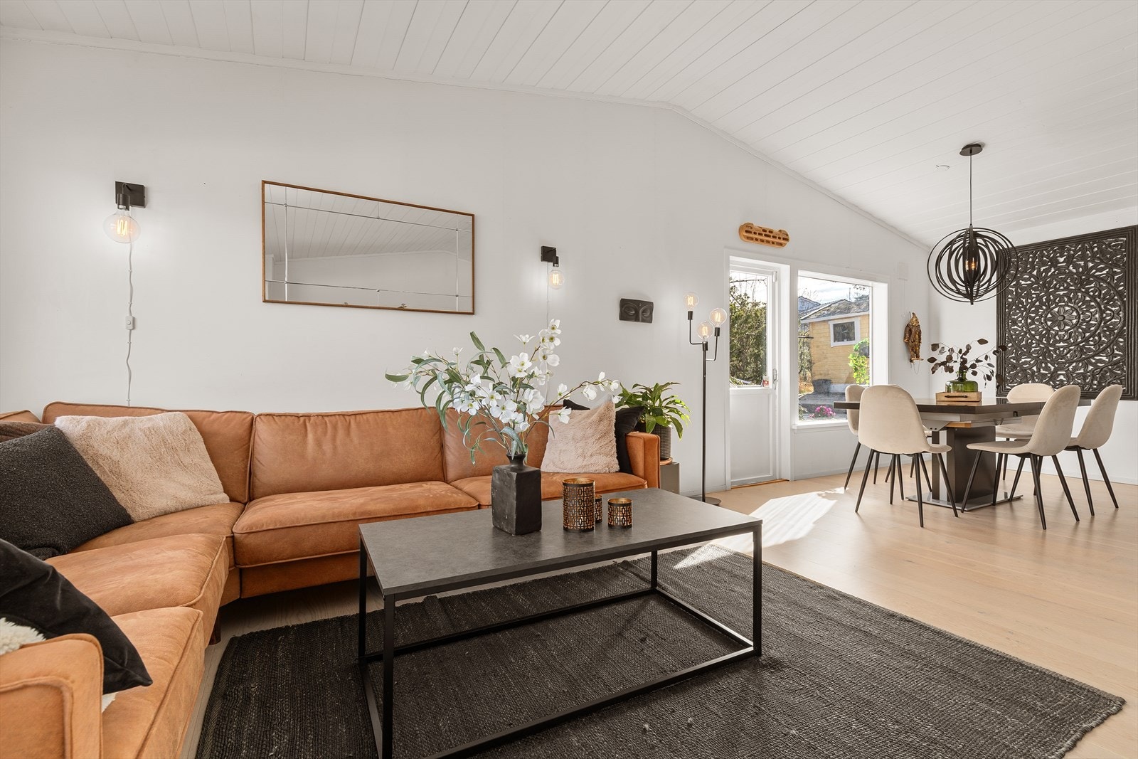 Åpen løsning til spisestuen og adkomst til terrassen. Galleribilde