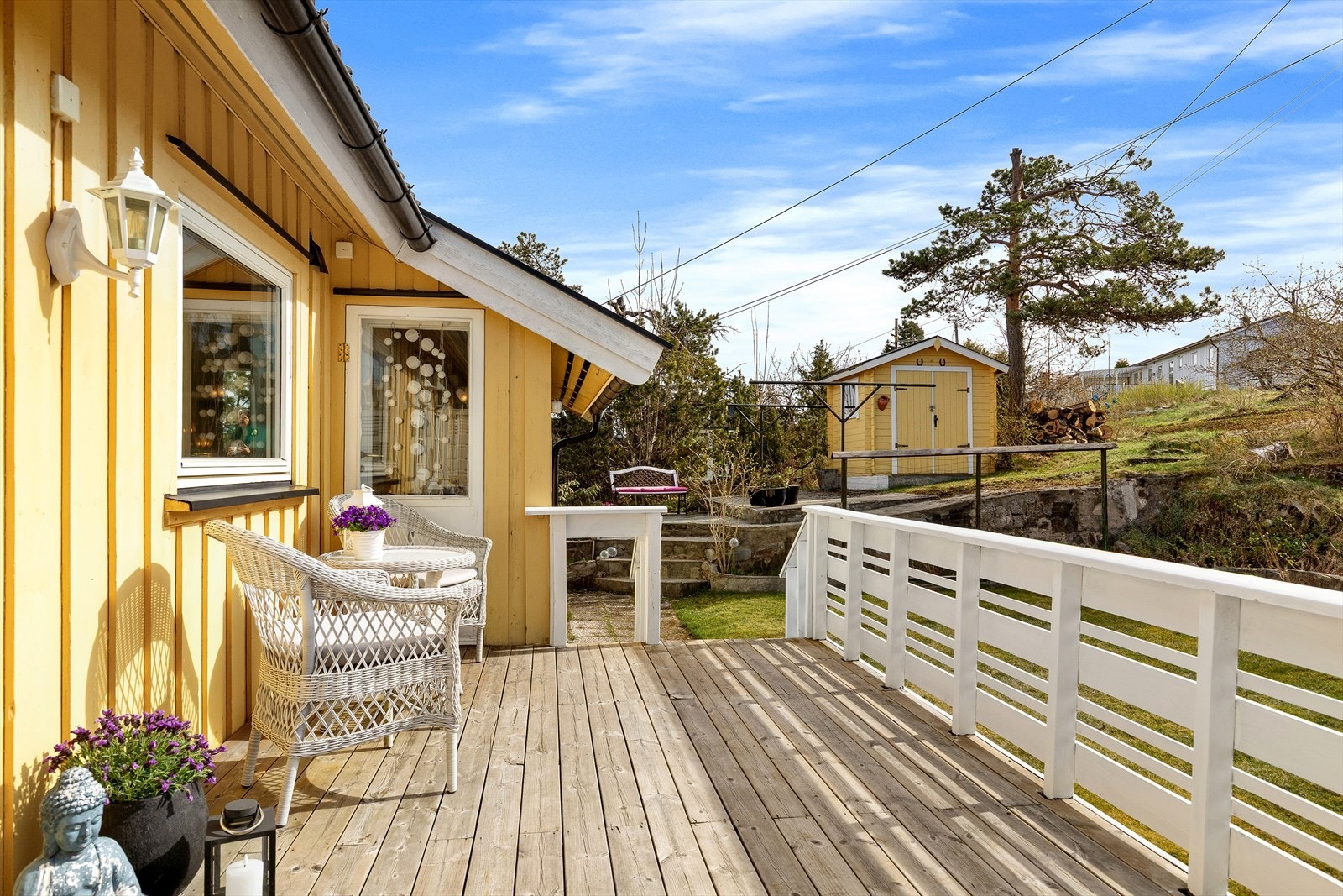Terrasse ved inngangspartiet. Rekkverk er nylig malt. Galleribilde