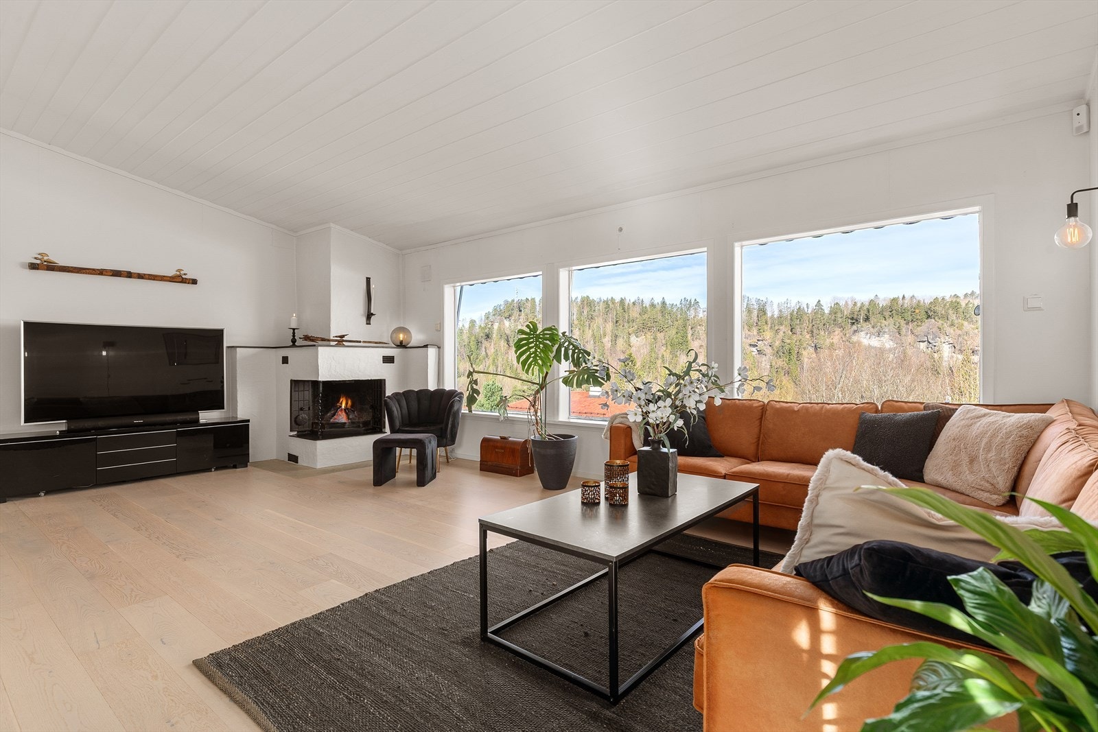 Velkommen til Østskogen terrasse 24- Romslig stue i 1. etasje med store vindusflater, peis og god takhøyde. Galleribilde