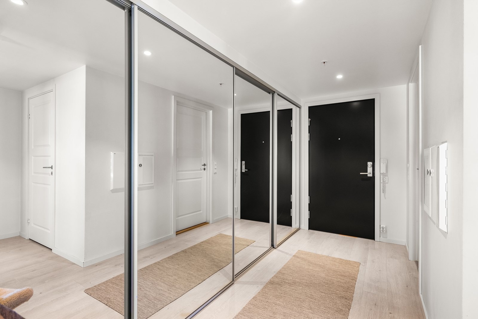 Stor skyvedørsgarderobe i entréen som skaper en fin orden i hverdagen. Galleribilde