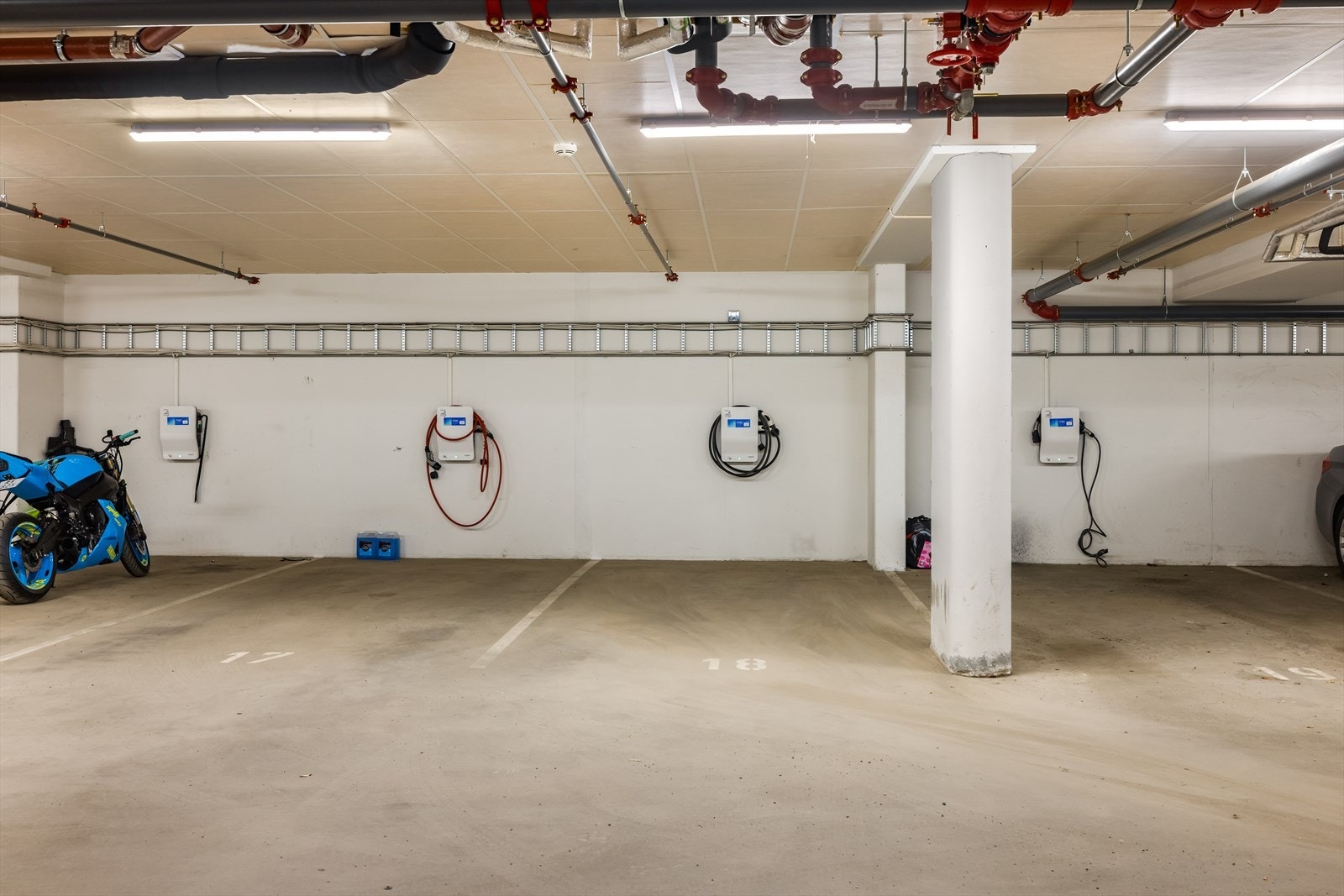 Fast garasjeplass med elbil-lader medfølger. Galleribilde