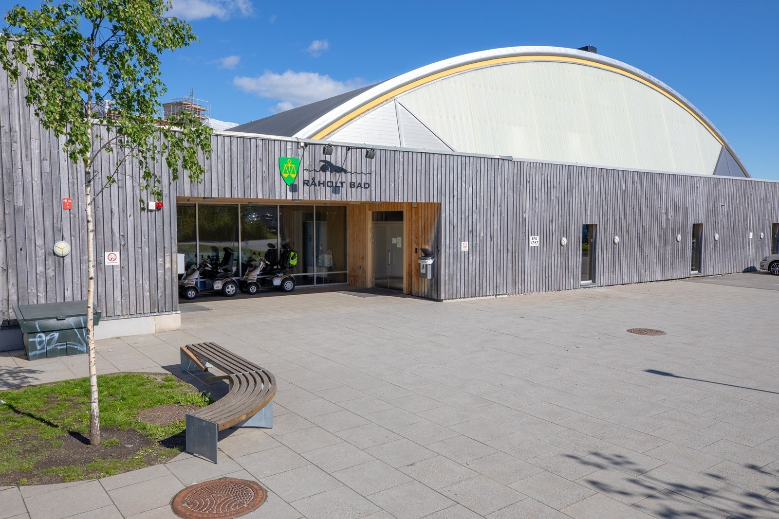 Råholt har moderne svømmehall, full barnehagedekning, og gode barne- og ungdomskoler. Galleribilde