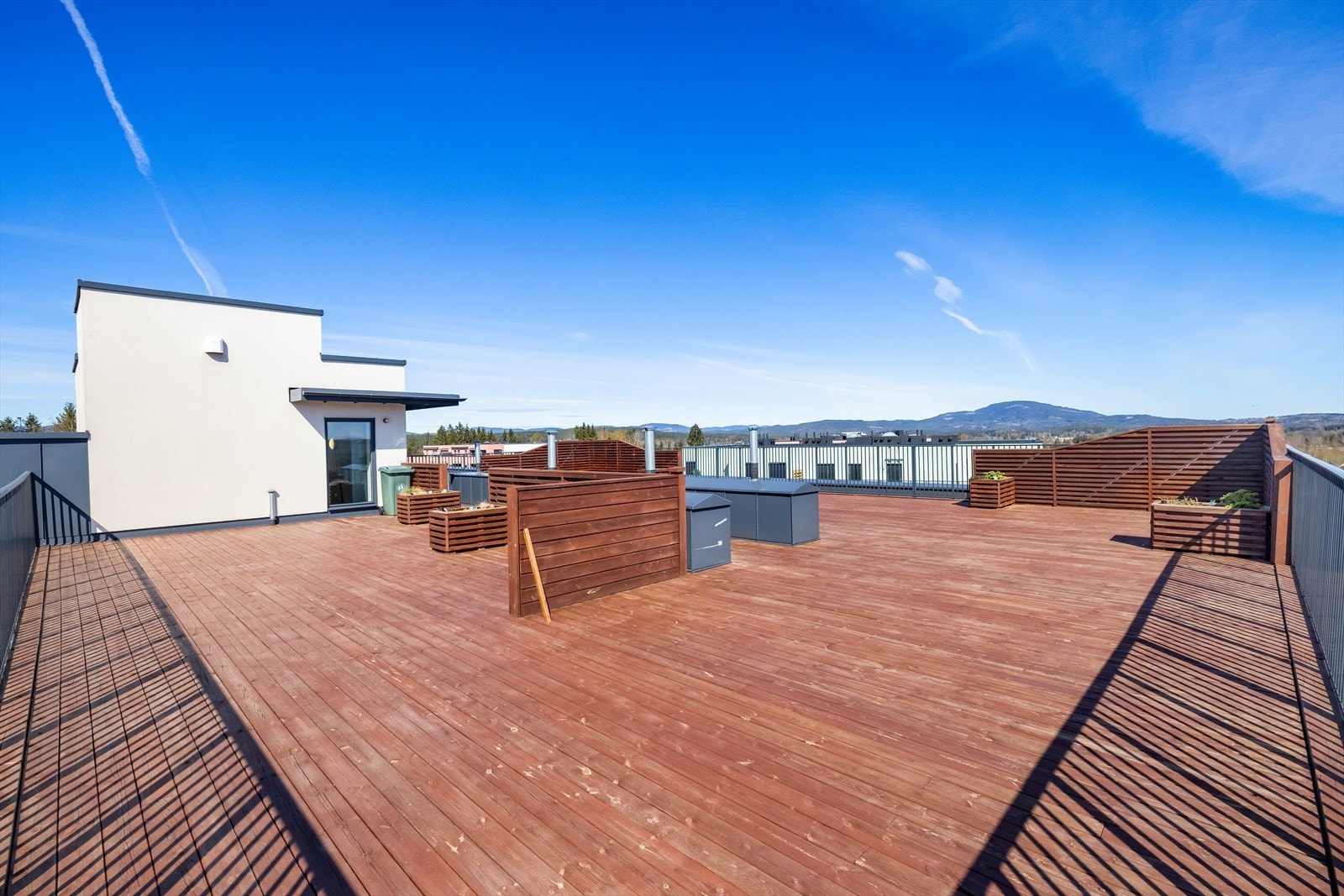 Kun én etasje opp fra leiligheten ligger også en stor, felles takterrasse som fritt kan benyttes av beboerne. Her har man sol, utsikt og god plass når man skal invitere inn til større lag. Galleribilde